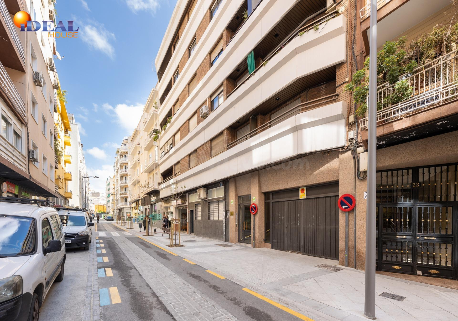 VIVIENDA EN ZONA CENTRO - ALHAMAR, CON PLAZA DE GARAJE Y CAL