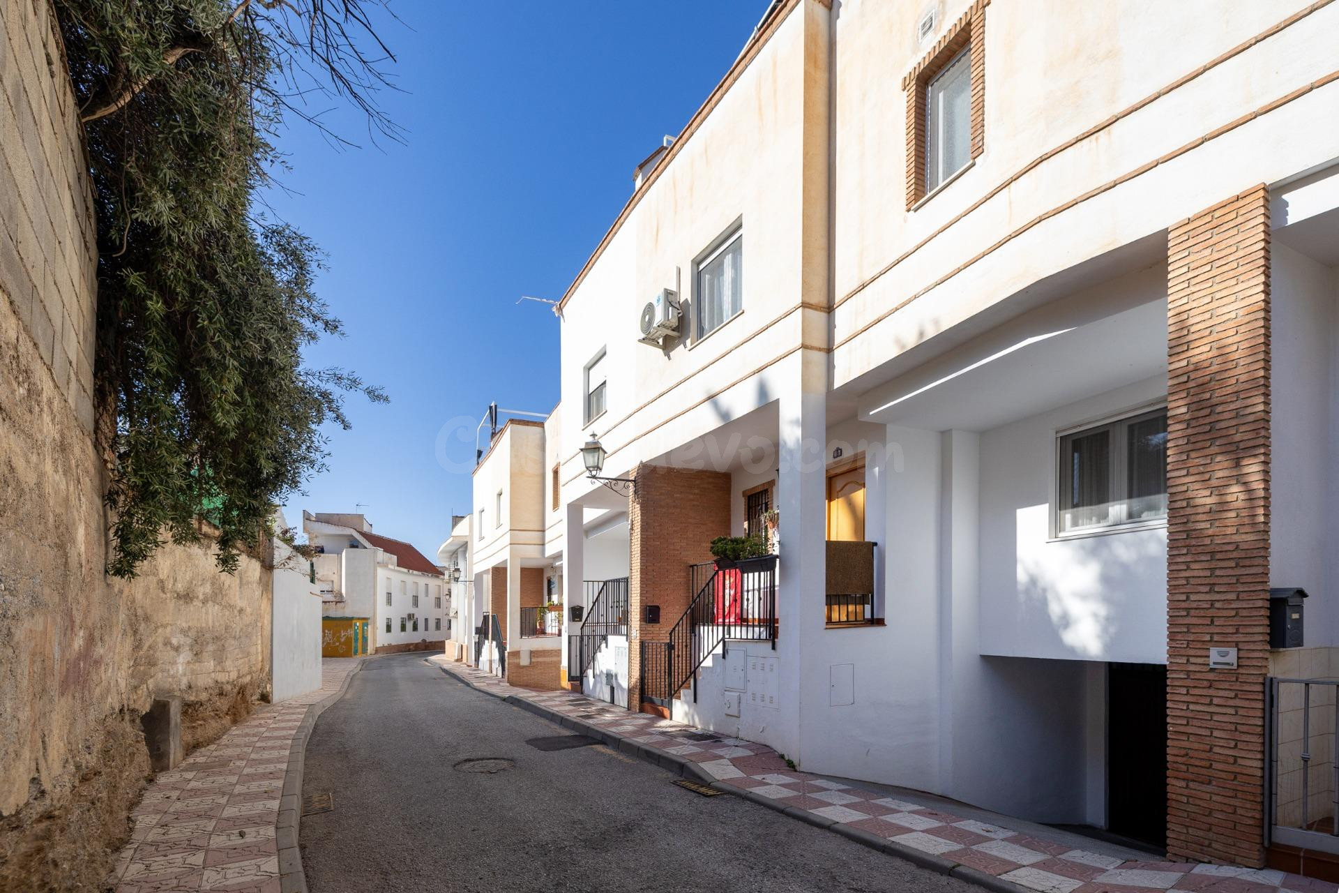 MARAVILLOSA CASA  A POCOS MINUTOS DEL CENTRO DE LA ZUBIA - foto 2