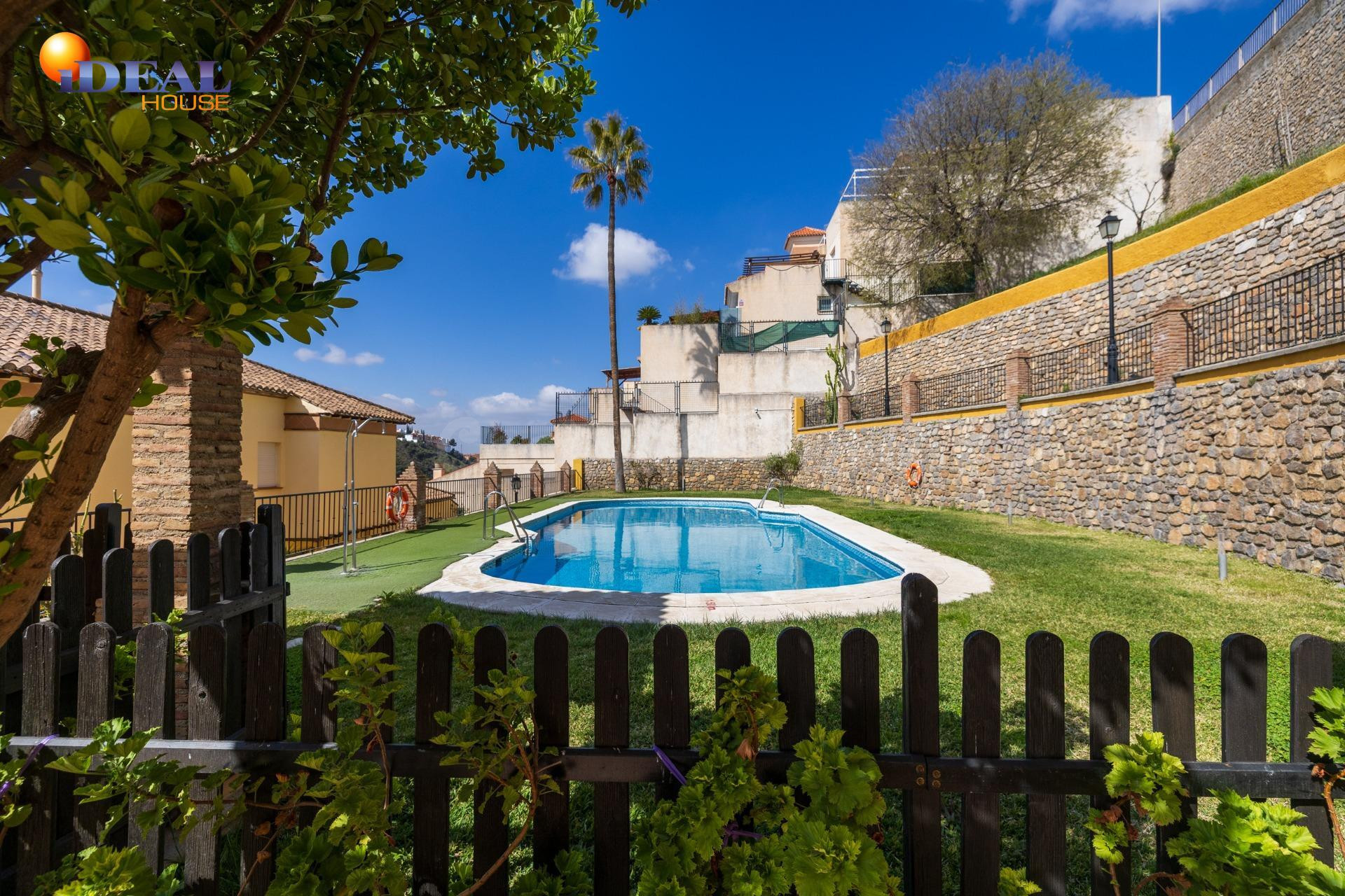SE VENDE CASA ADOSADA URB. LA BERMEJANA, 4 DORM,3 BAÑOS. 2 S