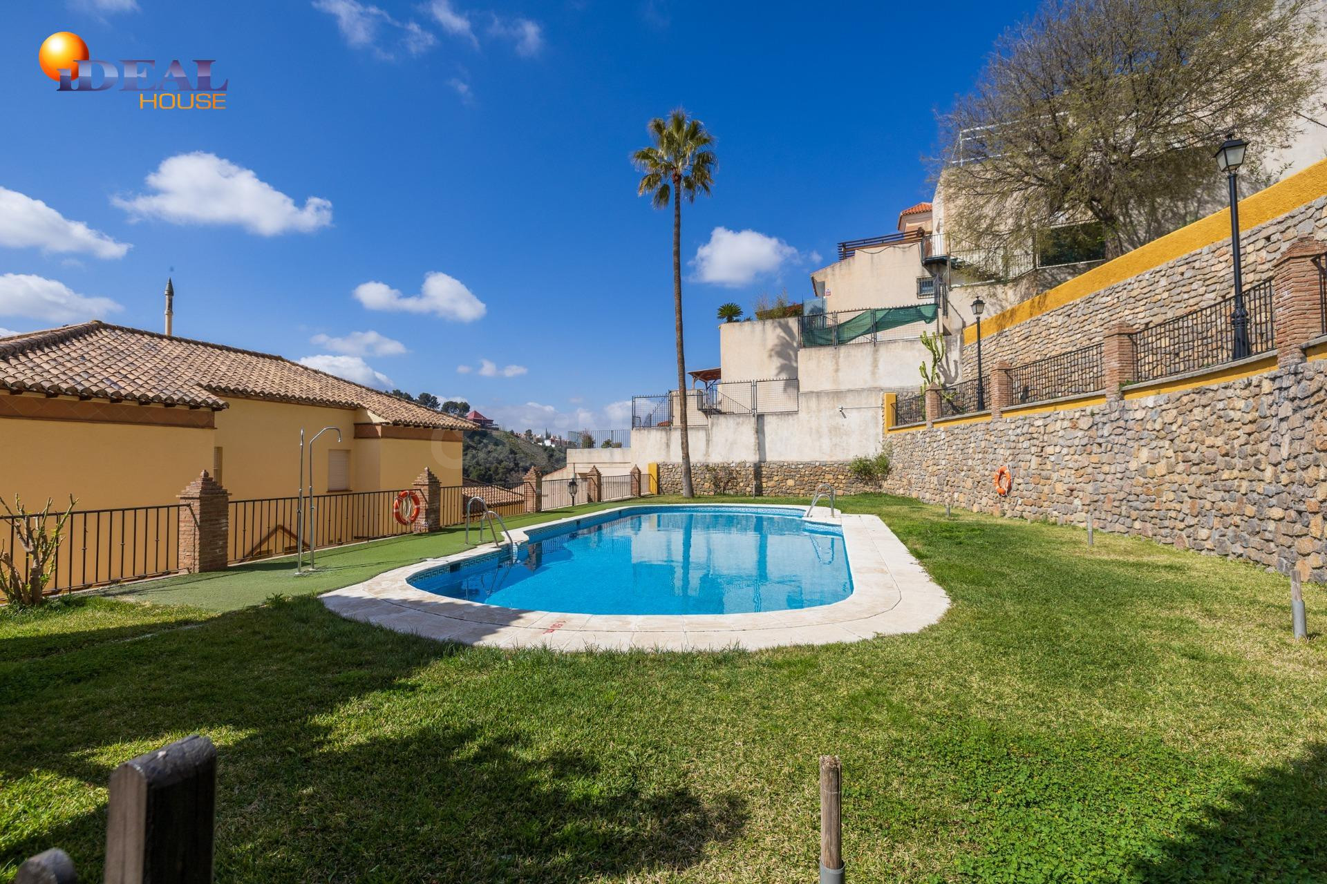 SE VENDE CASA ADOSADA URB. LA BERMEJANA, 4 DORM,3 BAÑOS. 2 S - foto 2