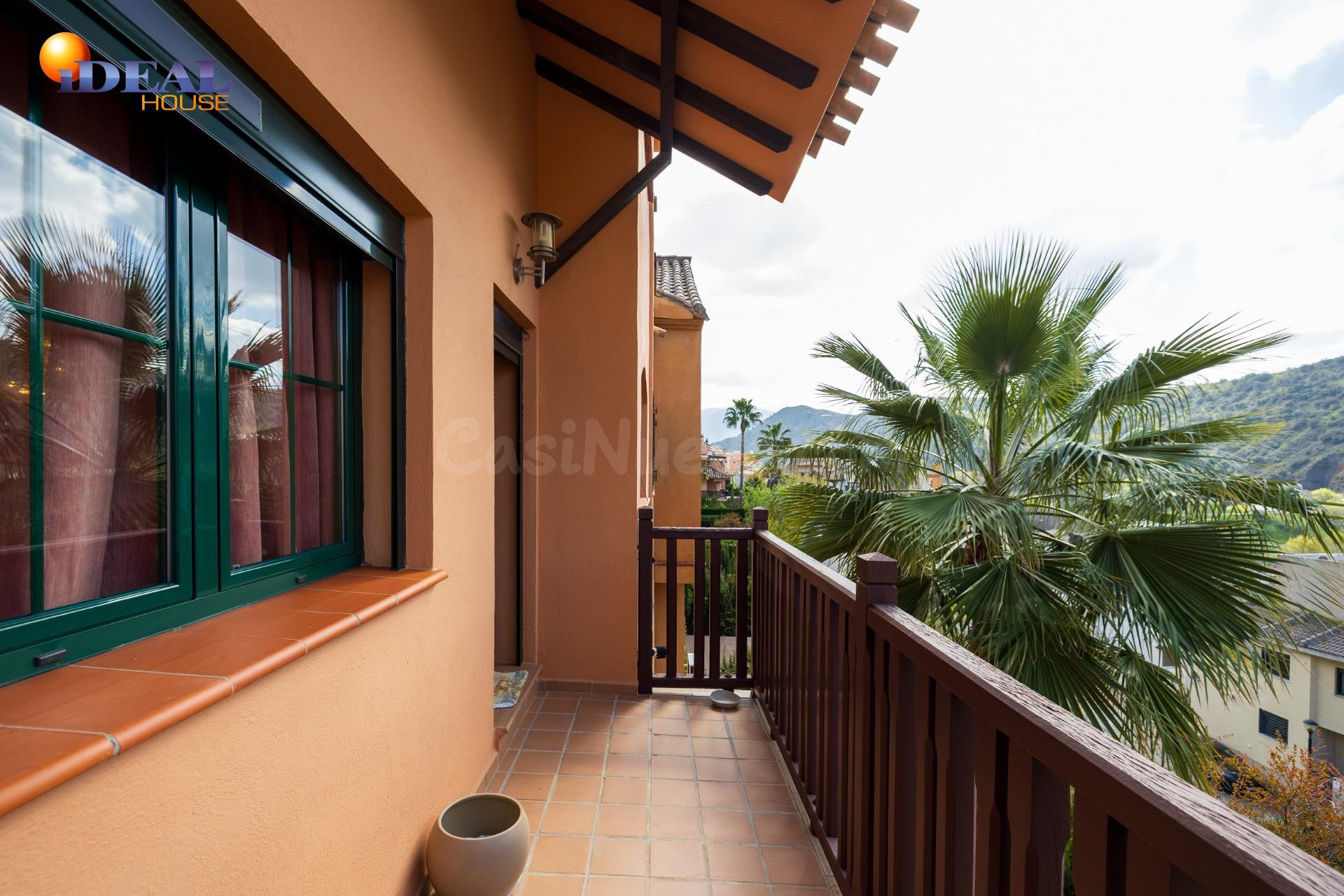 SE VENDE CASA ADOSADA URB. LA BERMEJANA, 4 DORM,3 BAÑOS. 2 S - foto 4