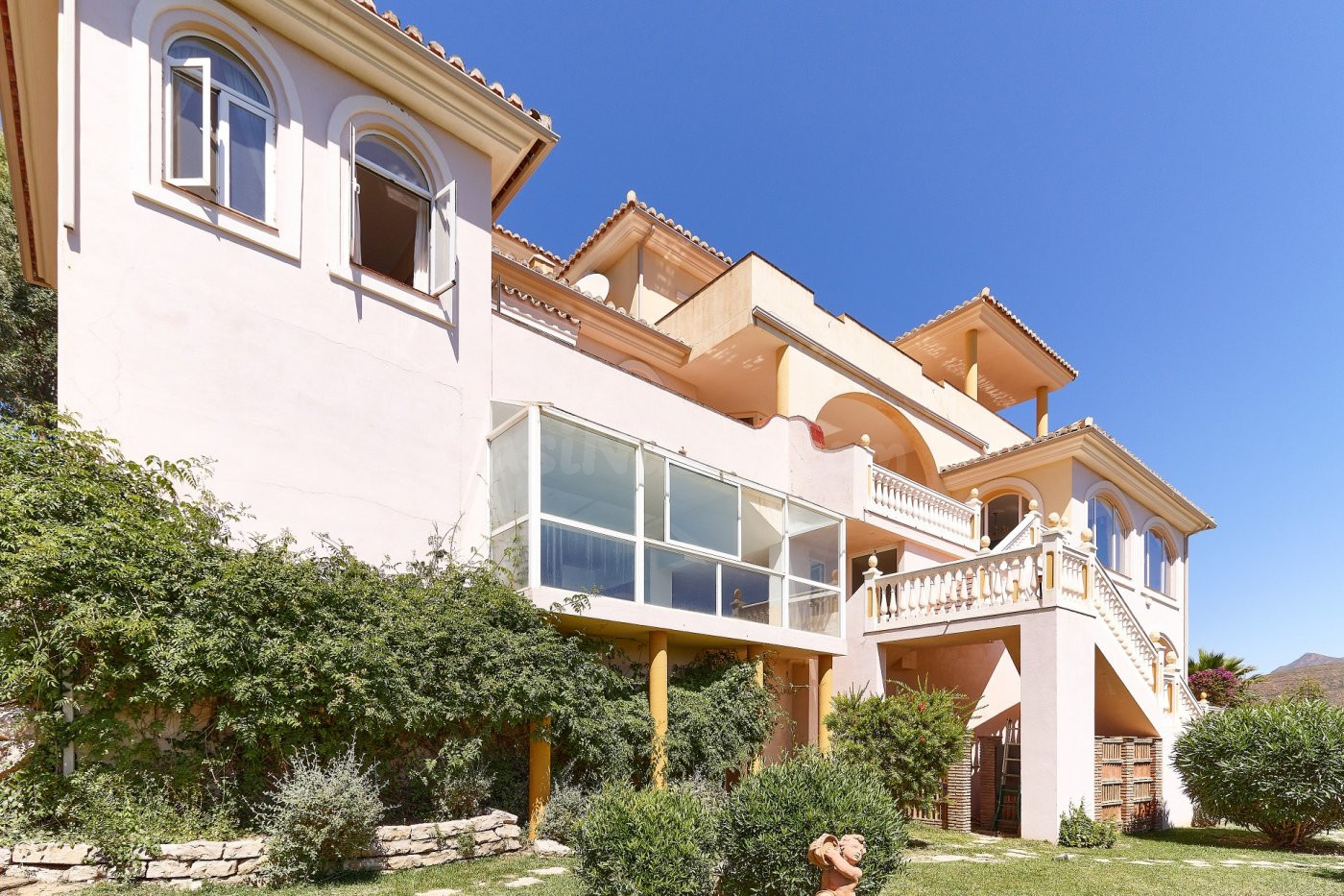 Villa espléndida de 6 dormitorios y 5 baños en La Mairena, M
