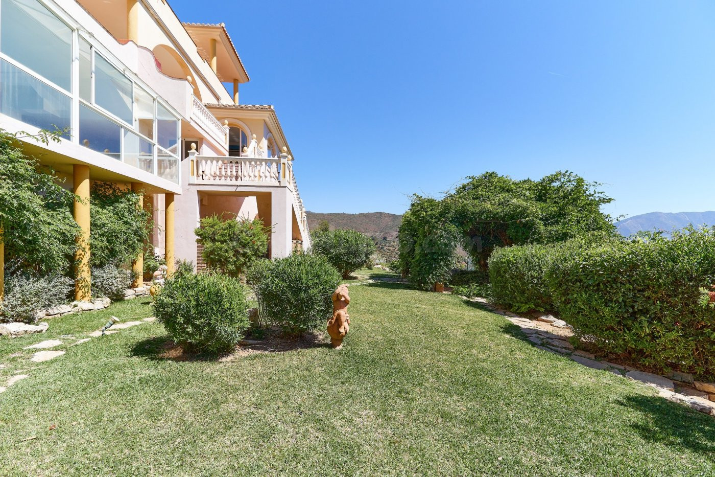 Villa espléndida de 6 dormitorios y 5 baños en La Mairena, M - foto 5