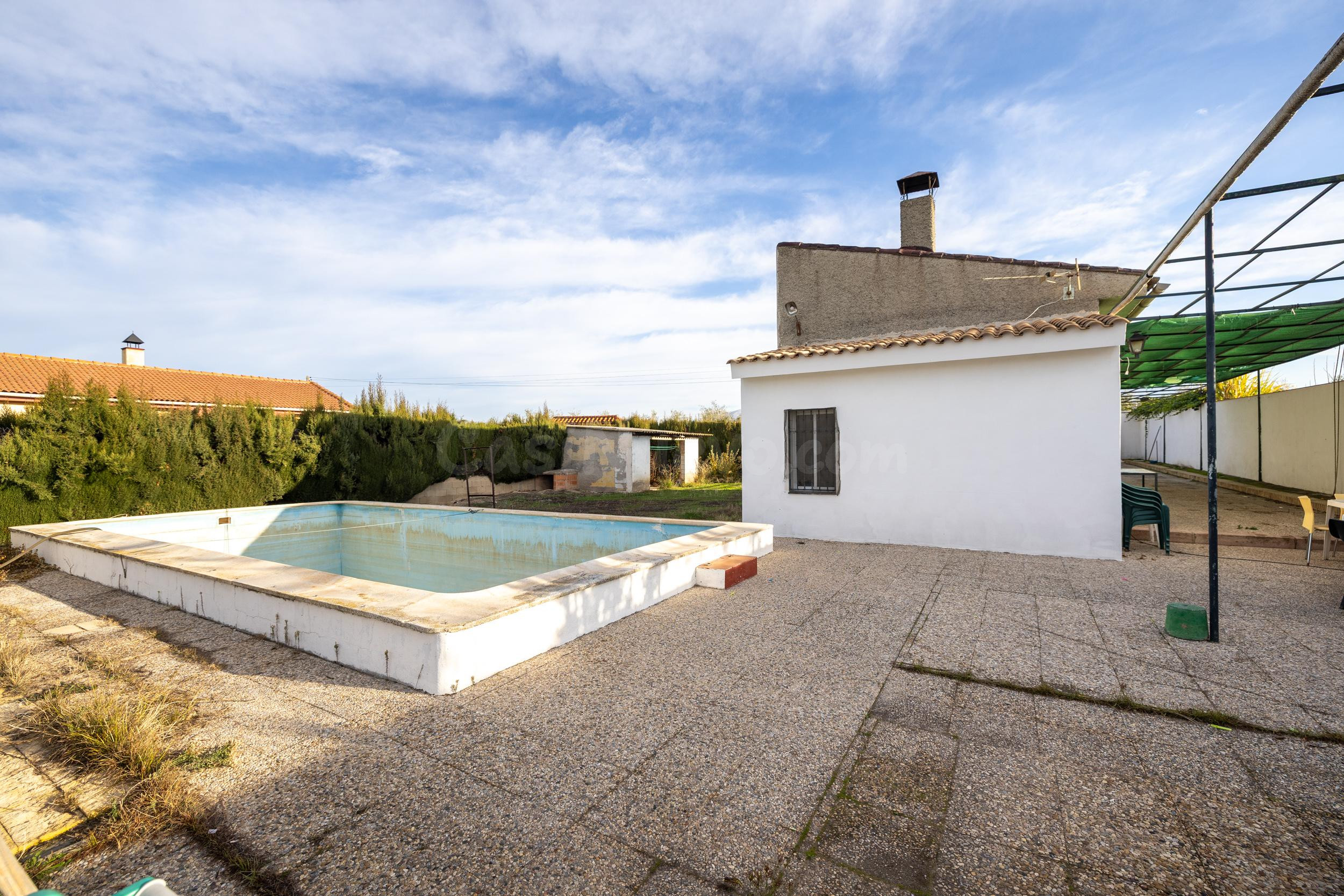 Parcela urbanizable con casa y piscina en Maracena