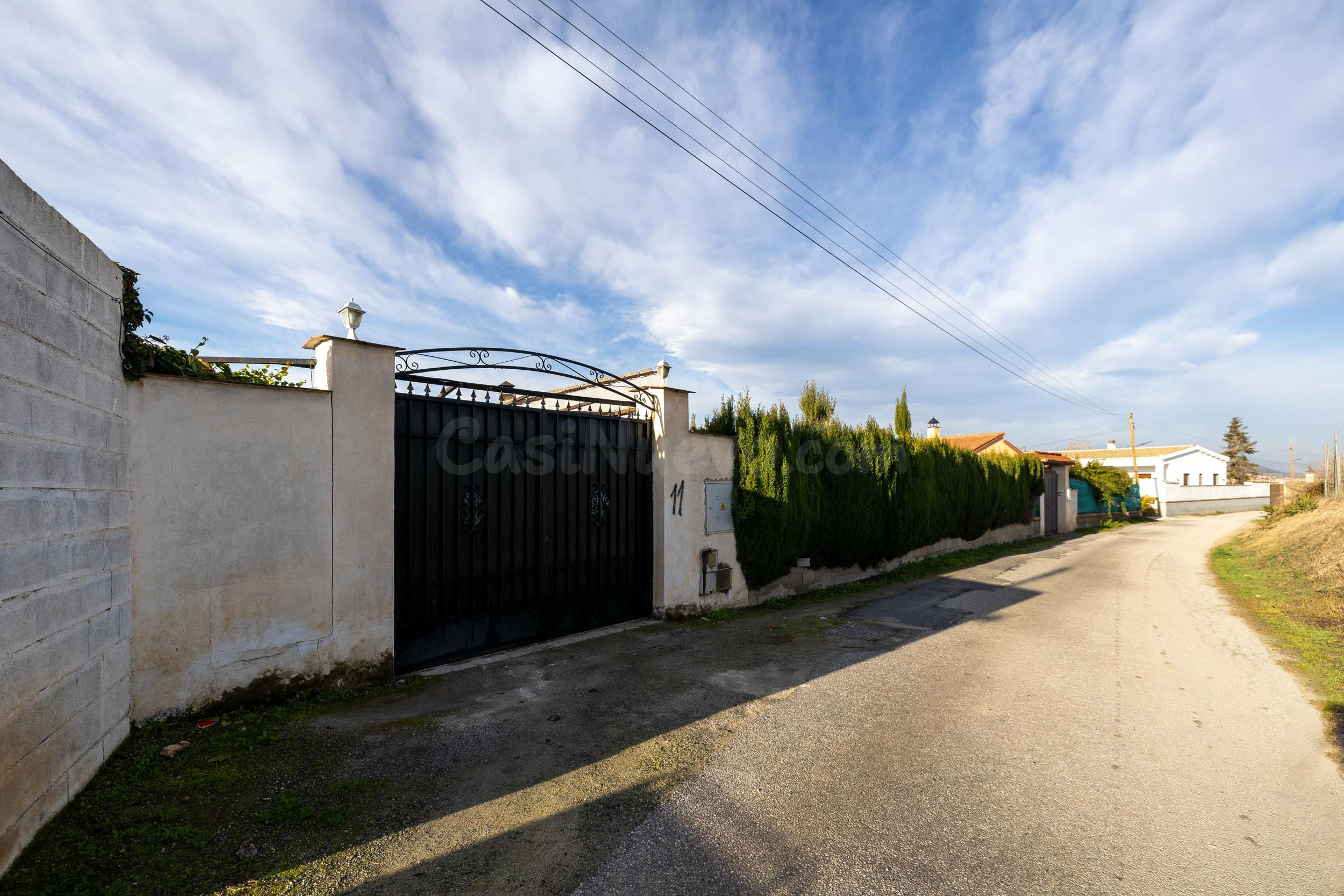 Parcela urbanizable con casa y piscina en Maracena - foto 4