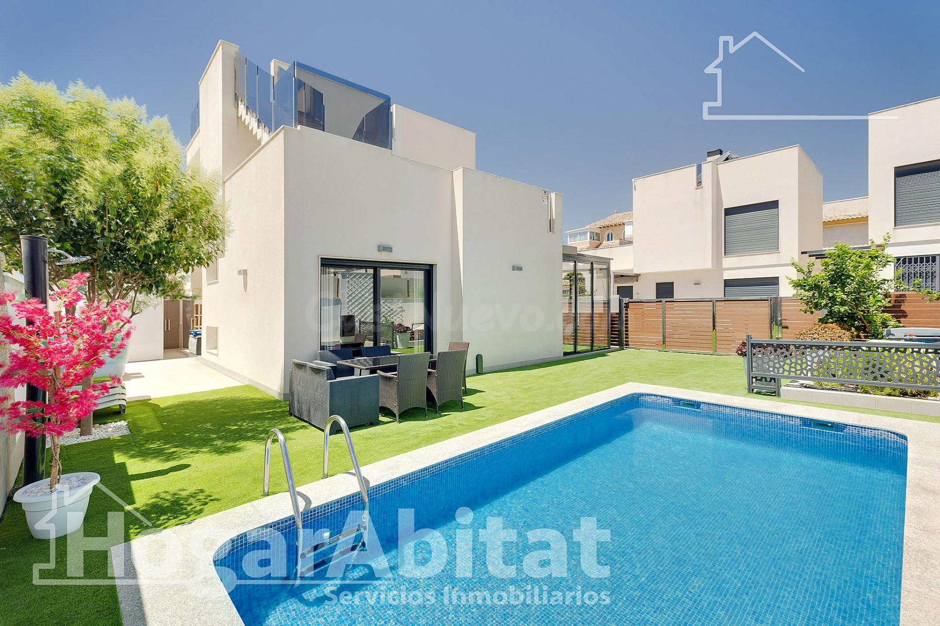 ¡EXTRAORDINARIO CHALET! AMPLIO Y SEMINUEVO CON PISCINA PRIVA - foto 4