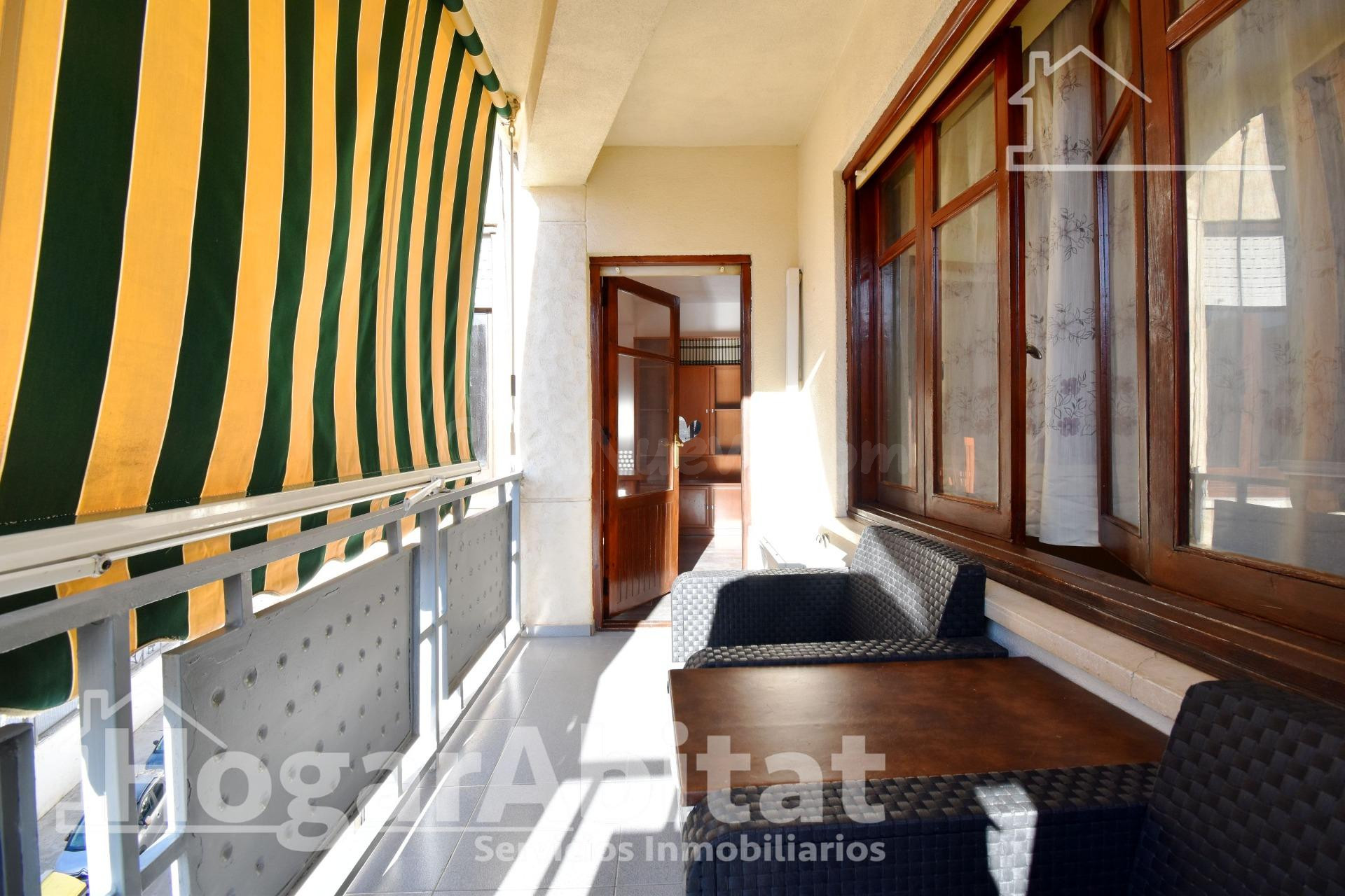 MUY AMPLIO CON 4 DORMITORIOS Y TERRAZA EN EL CENTRO - foto 3