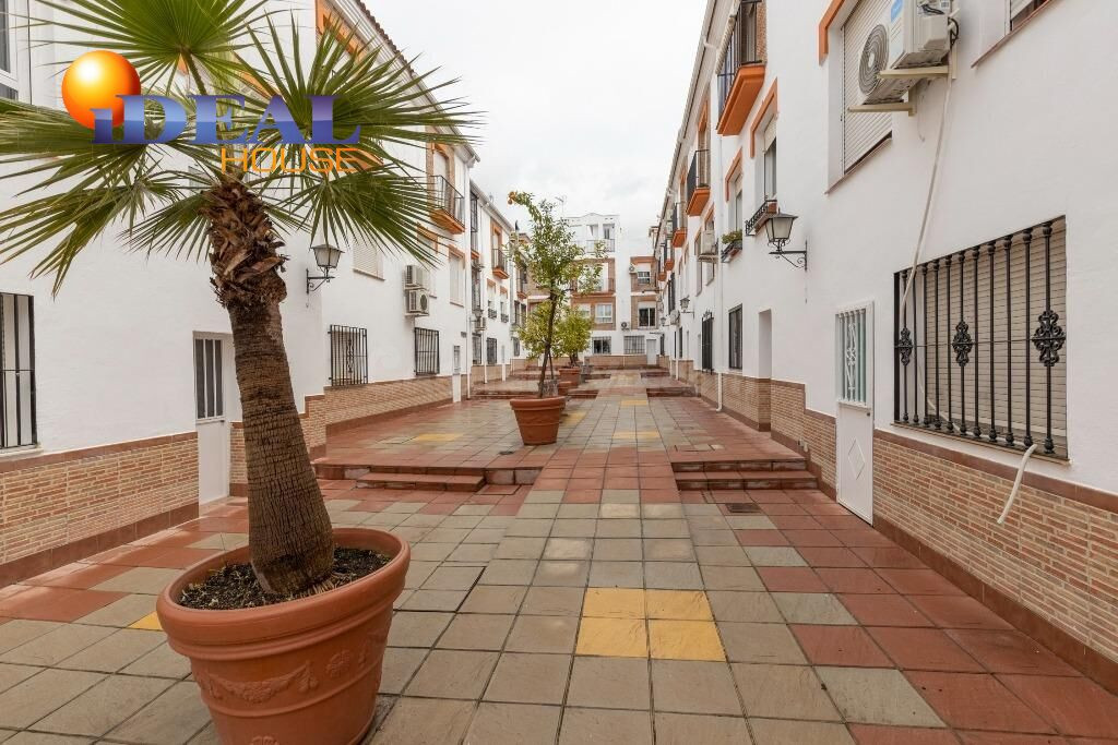 En venta casa adosada junto estación de autobuses - foto 3