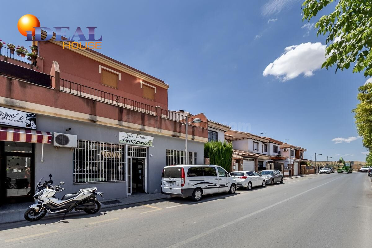 En venta dos locales independientes unidos en la actualidad.