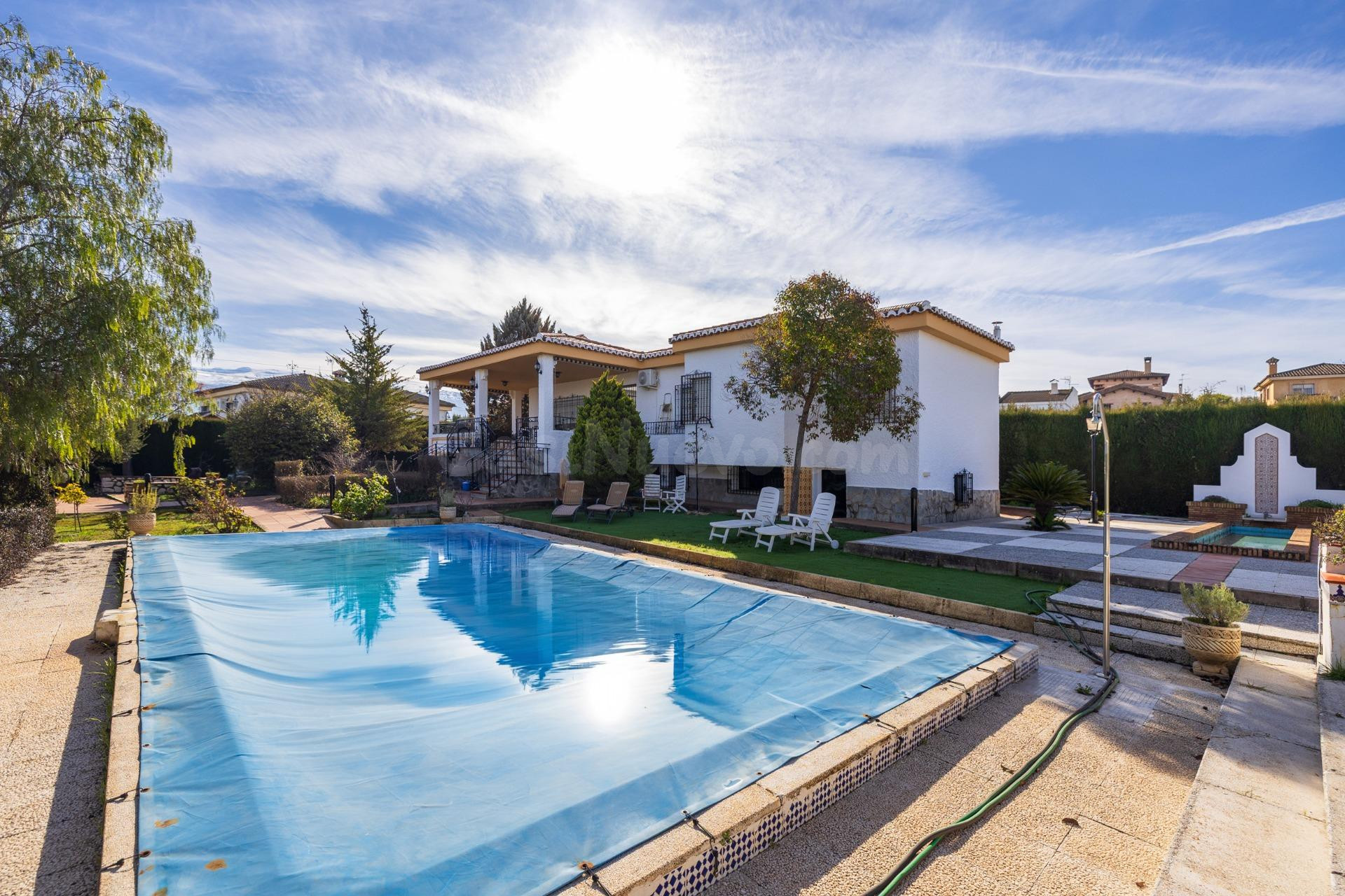 Estupendo chalet en urbanización Los Alixares de Otura - foto 2