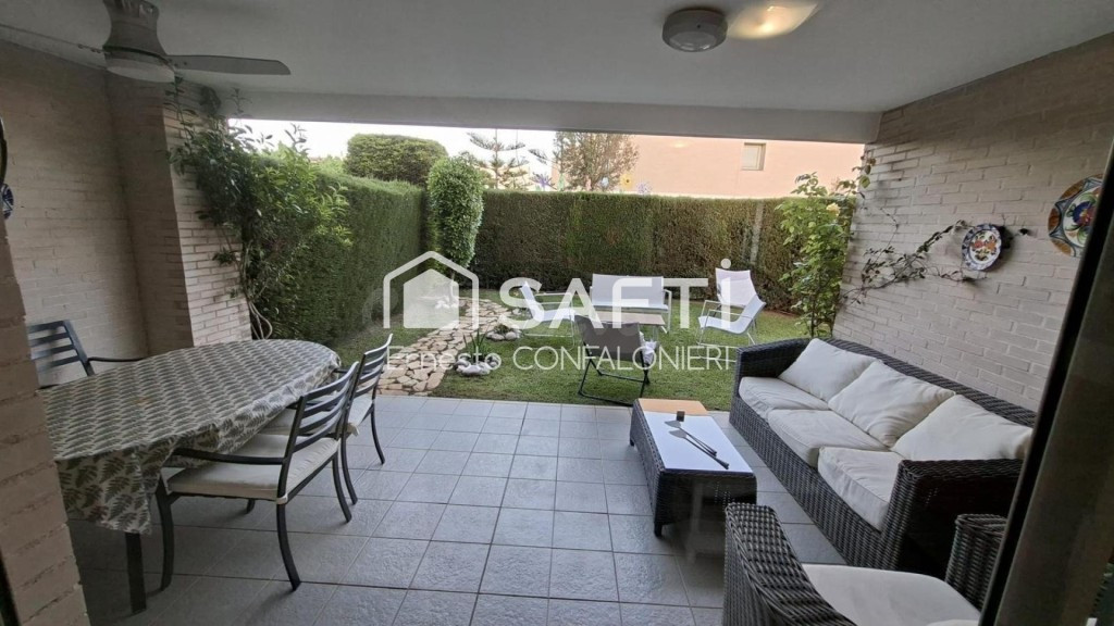 Estupendo Bajo esquinero con jardin privado en  Panoramica golf