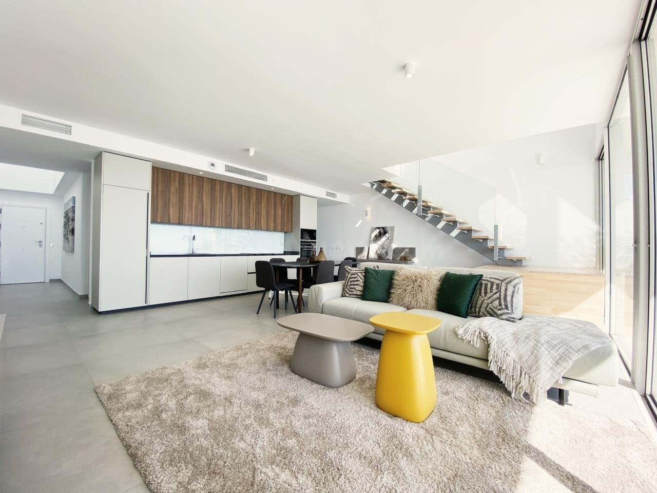 Ático dúplex de 3 dormitorios y 2 baños en zona Estupa de Be - foto 4