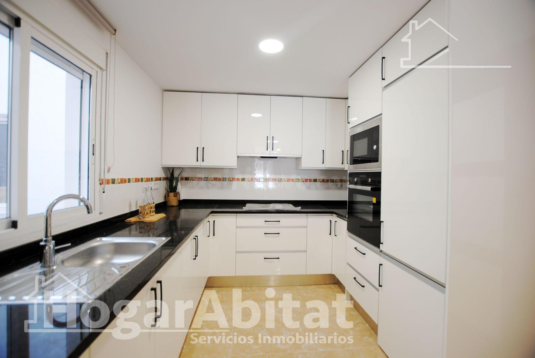 EDIFICIO SEMINUEVO Y REFORMADO CON LOCAL COMERCIAL, 3 TRASTE