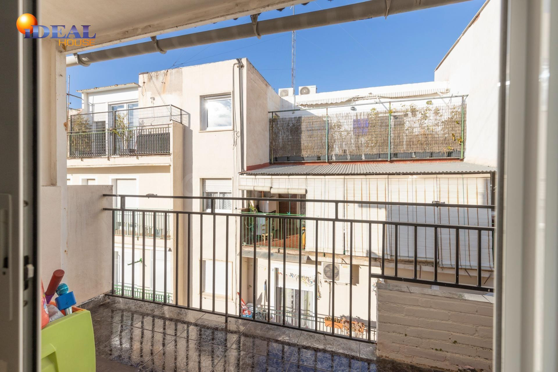 Ático reformado con ascensor, terraza y chimenea, listo para entrar a vivir