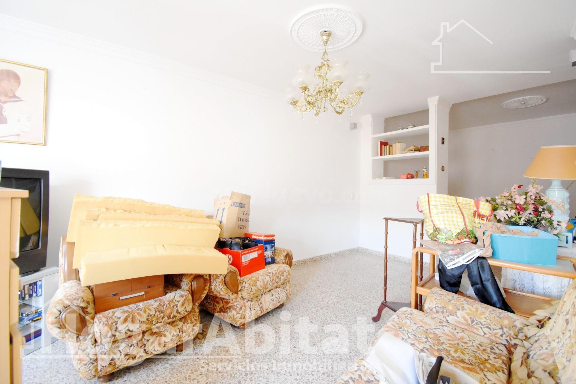 ¡EXCELENTE OPORTUNIDAD! GRAN CASA PARA REFORMAR CON GARAJE Y - foto 2