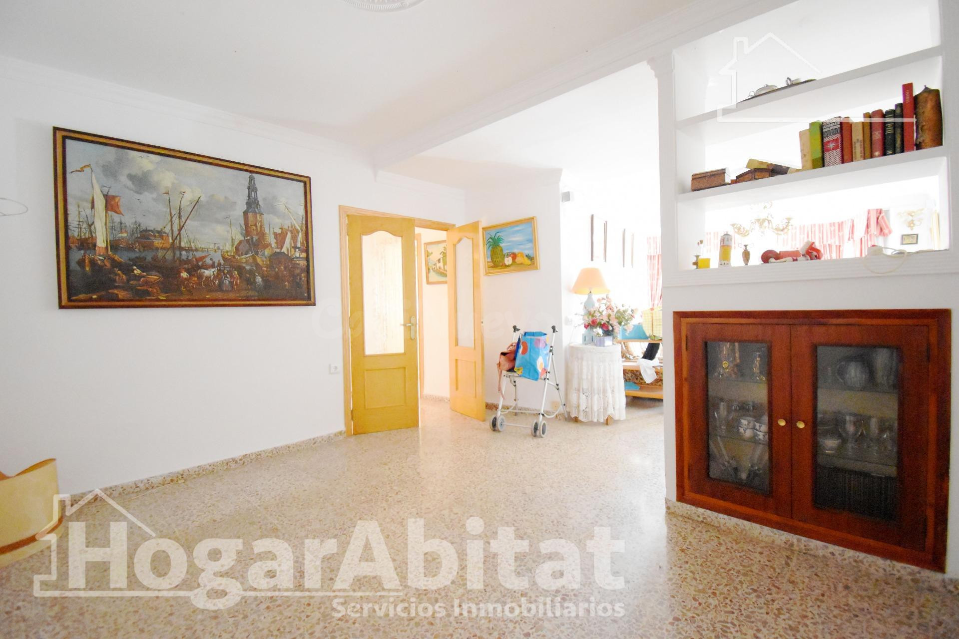 ¡EXCELENTE OPORTUNIDAD! GRAN CASA PARA REFORMAR CON GARAJE Y - foto 4