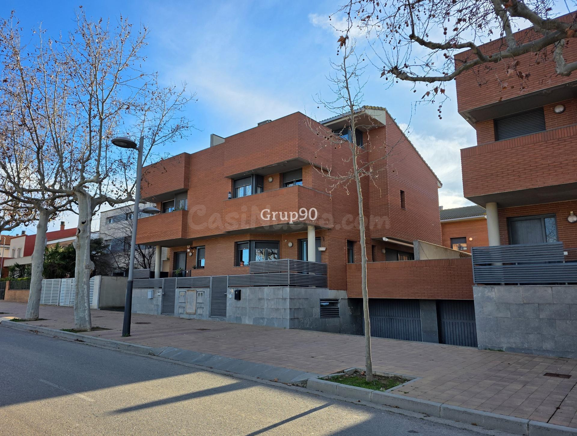 Espectacular Casa Pareada de 280 m2: Espacio, Diseño y Eficiencia Energética