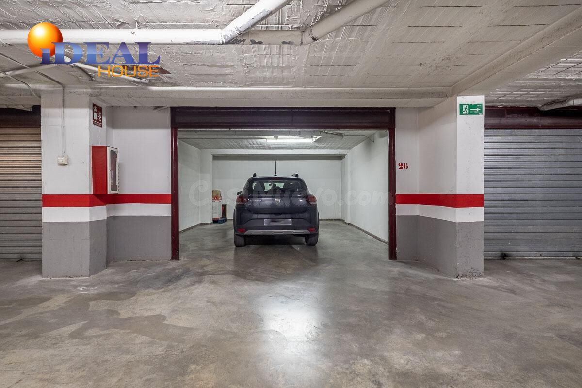 ¡Espectacular Cochera Cerrada para dos Coches en el Corazón  - foto 2