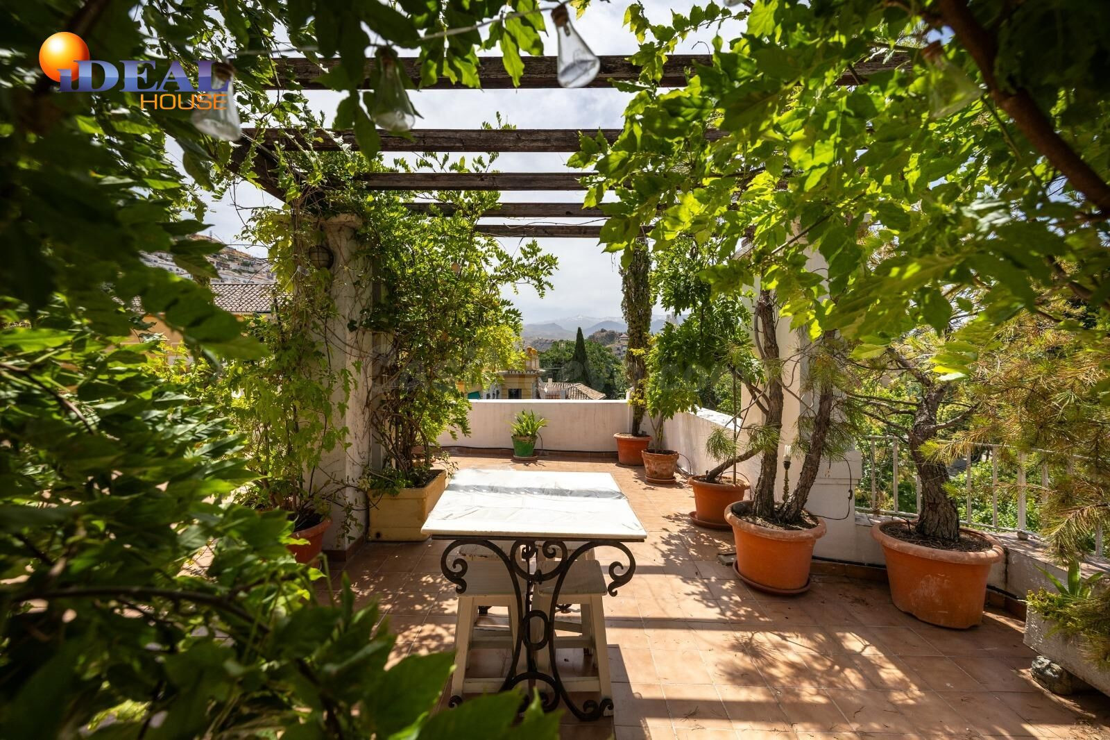 Vivienda exclusiva de planta completa con cochera y espectacular terraza panorámica
