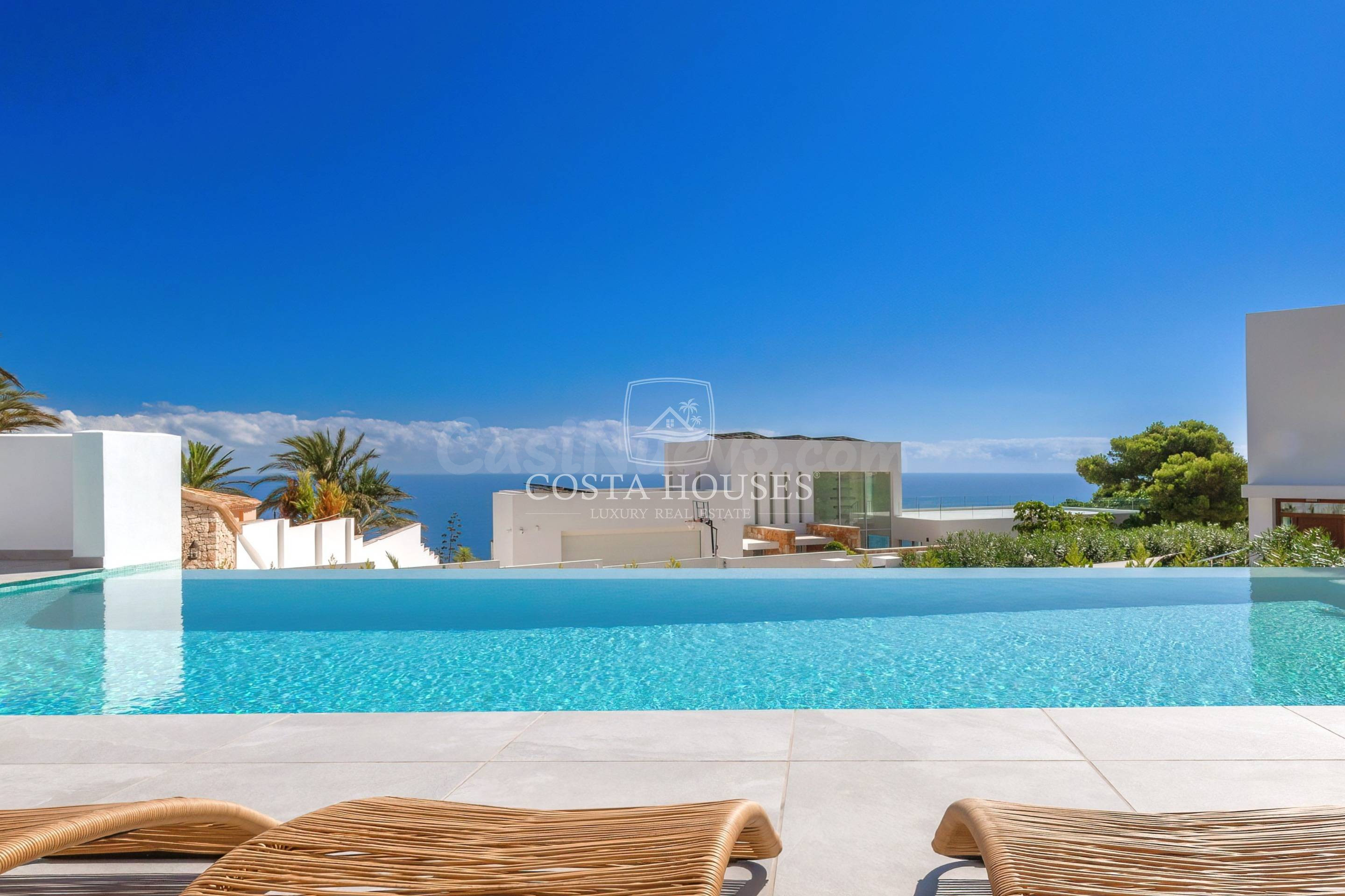 VILLA CALMA - MODERNIDAD Y LUJO CON VISTAS AL MAR EN JÁVEA - - foto 3