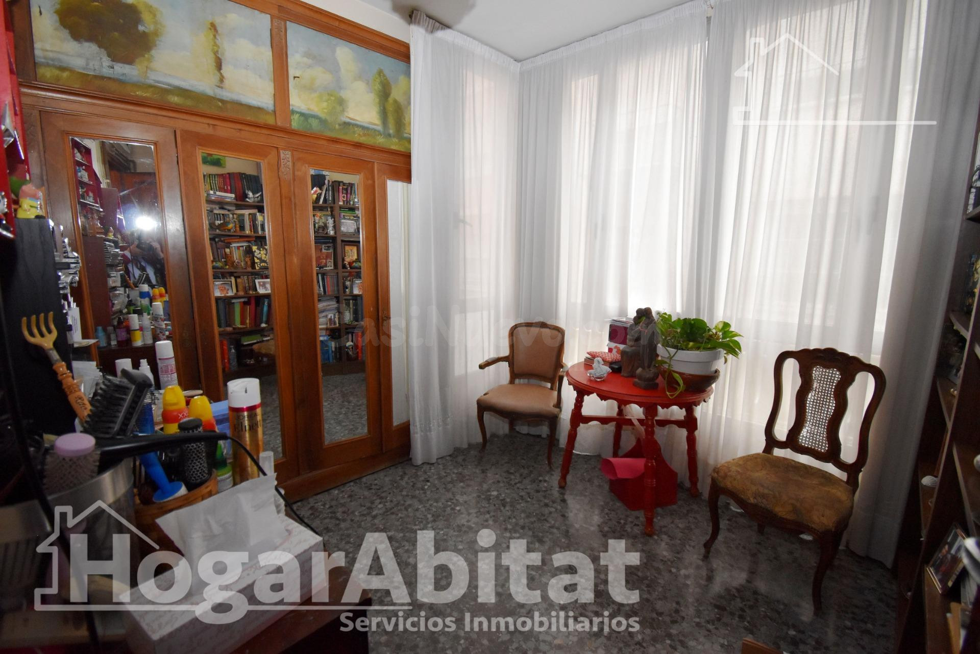 CASA SEMIREFORMADA CON GARAJE Y DOS TERRAZAS, EN EL CENTRO - foto 5