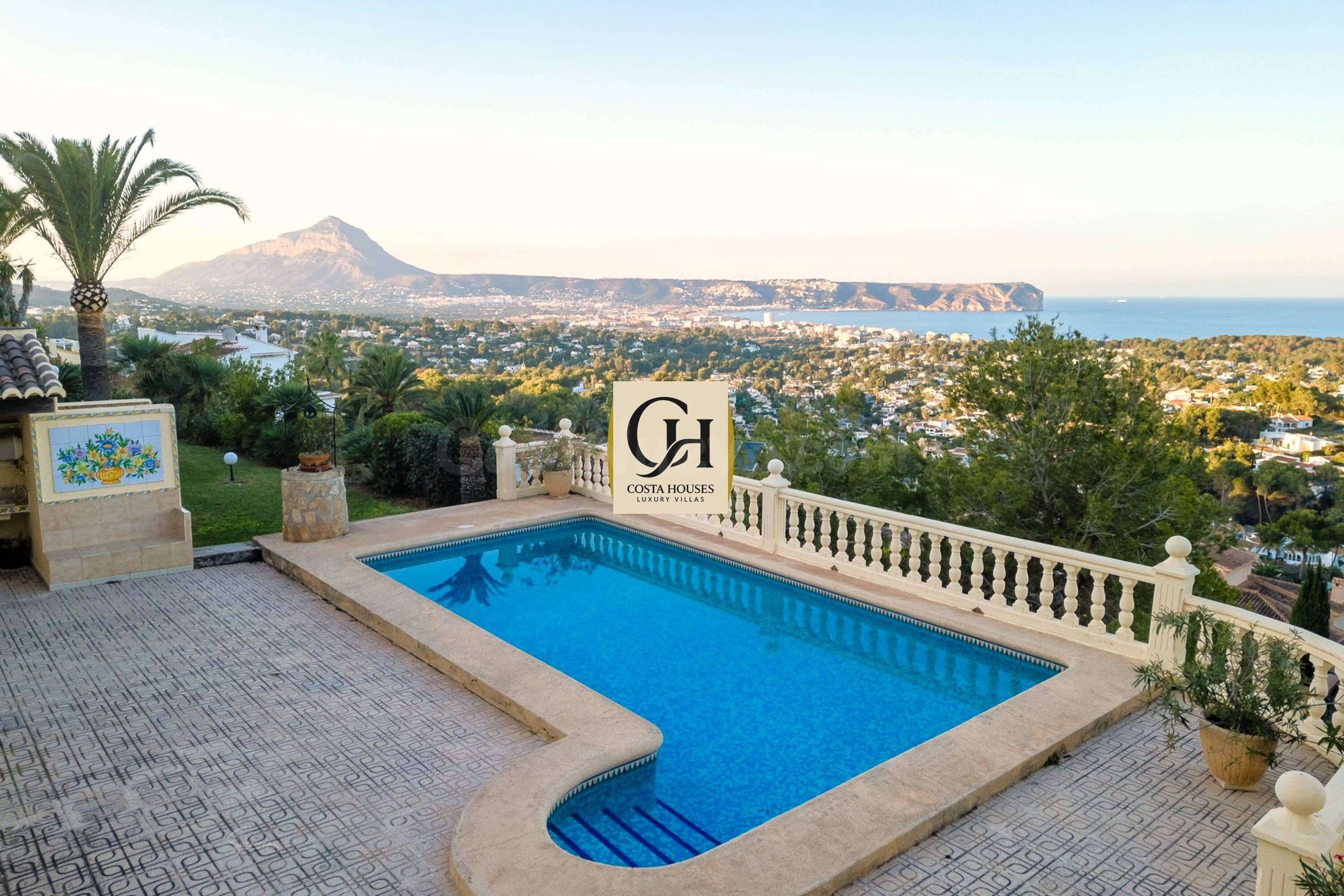 VENTA CHALET MEDITERRANEO CON VISTAS PANORAMICAS A LA BAHIA 