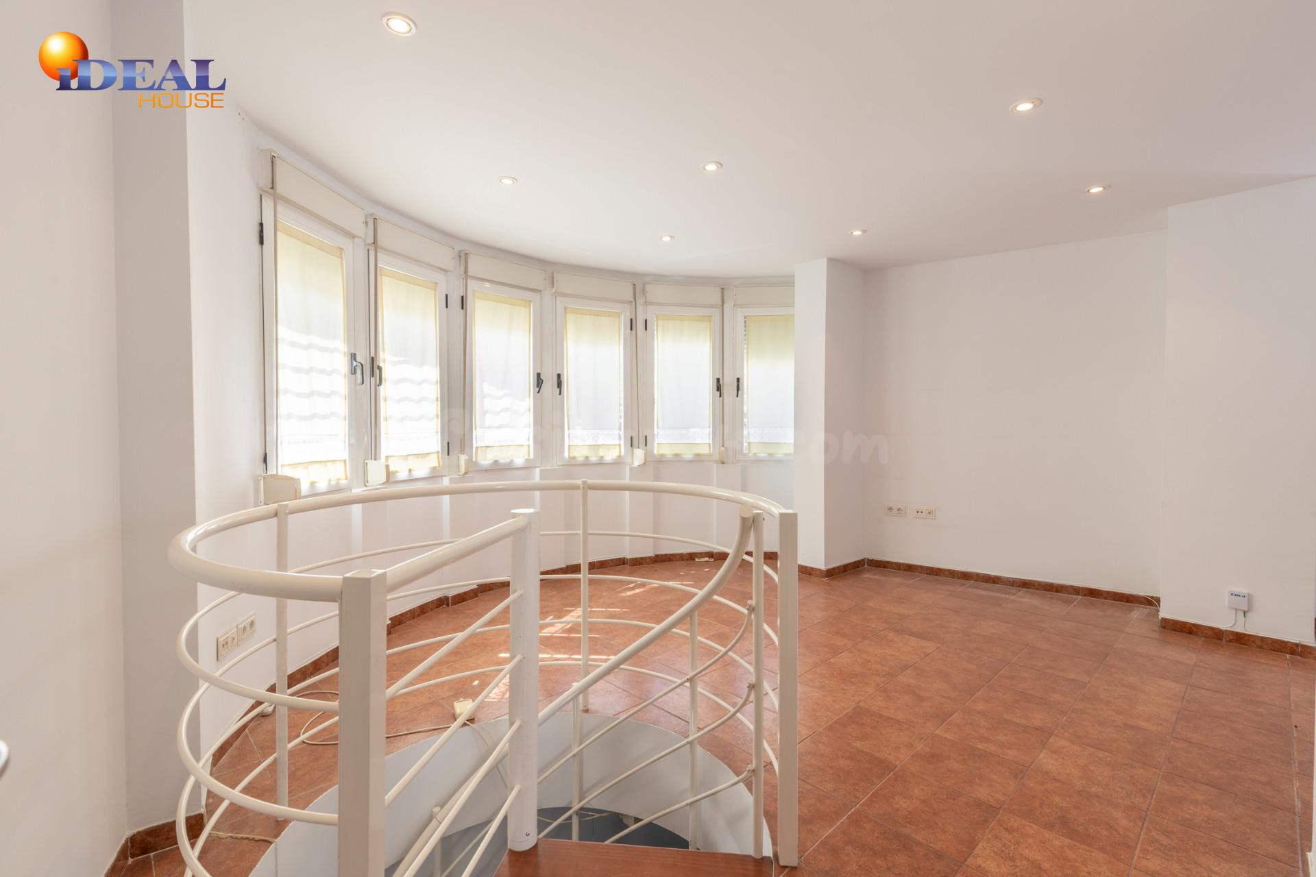 FANTÁSTICO TRÍPLEX EN CÁJAR: UNA VIVIENDA LLEVA DE AMPLITUD  - foto 3