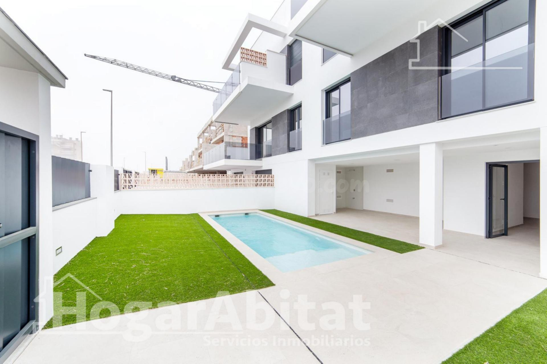 ¡TERCERA LÍNEA DE PLAYA! EXTERIOR EN RESIDENCIAL CON PISCINA - foto 2