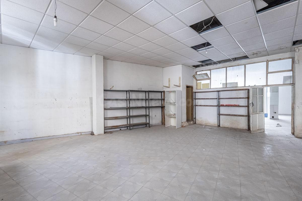 Magnífico local en pleno centro de Baza ideal como inversión - foto 4