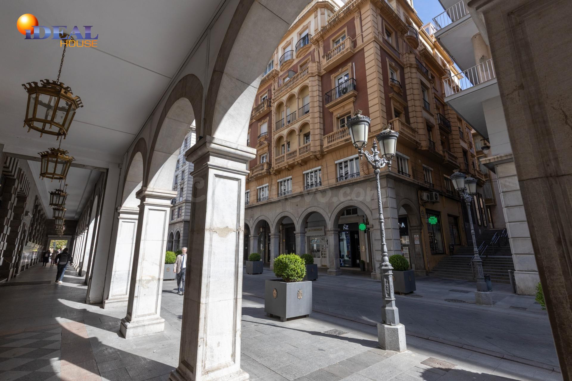 EXCLUSIVA VIVIENDA SEÑORIAL EN ANGEL GANIVET, EN PLENO CORAZ - foto 2