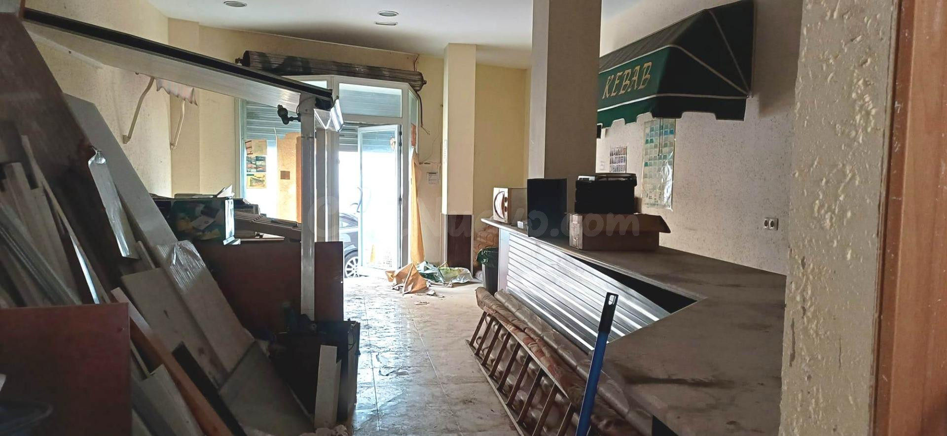 LOCAL COMERCIAL CON TERRAZA EN SON OLIVA.