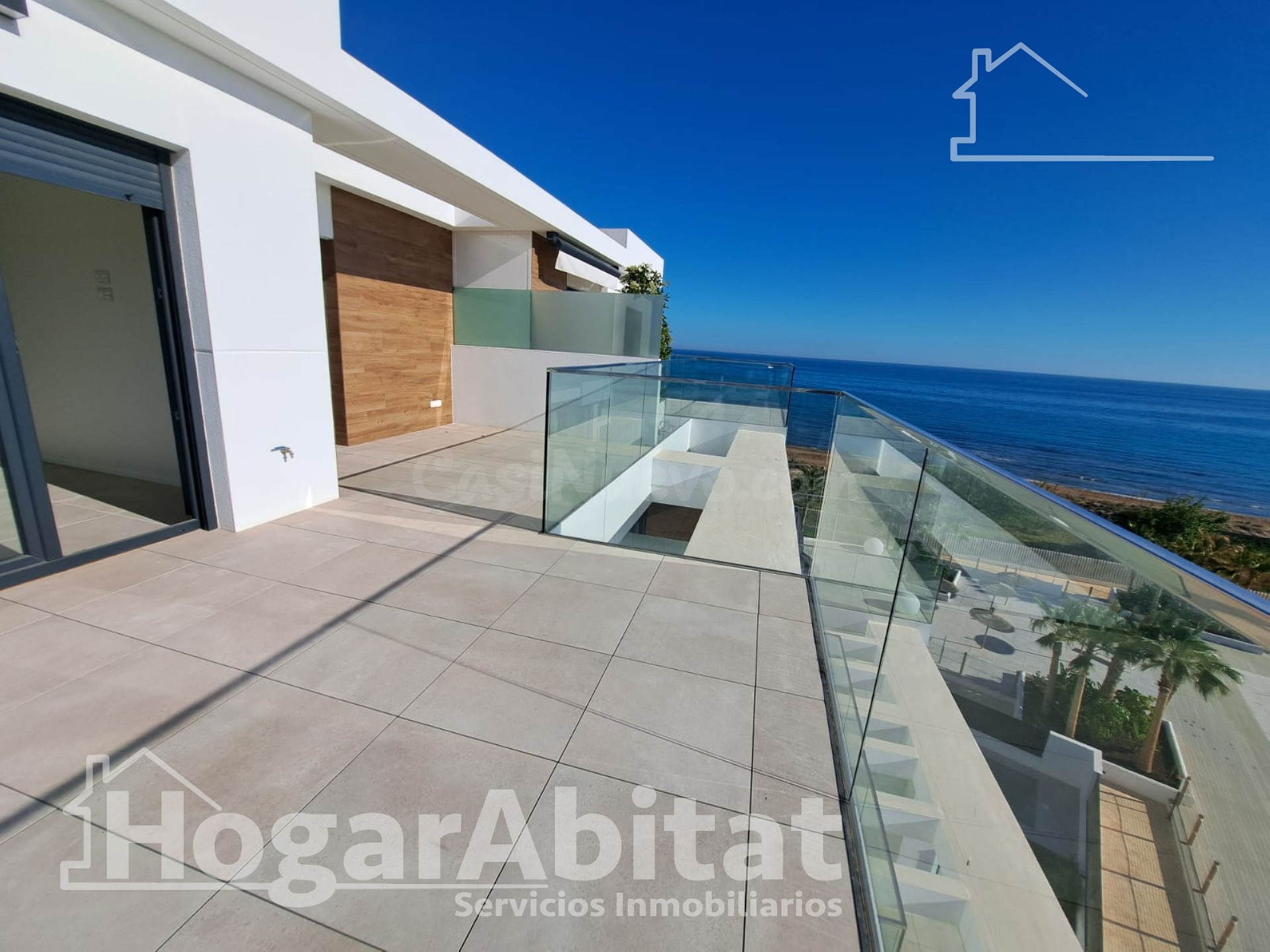 IMPRESIONANTE ÁTICO TOTALMENTE NUEVO A ESTRENAR CON PISCINA, GARAJE Y VISTAS AL MAR