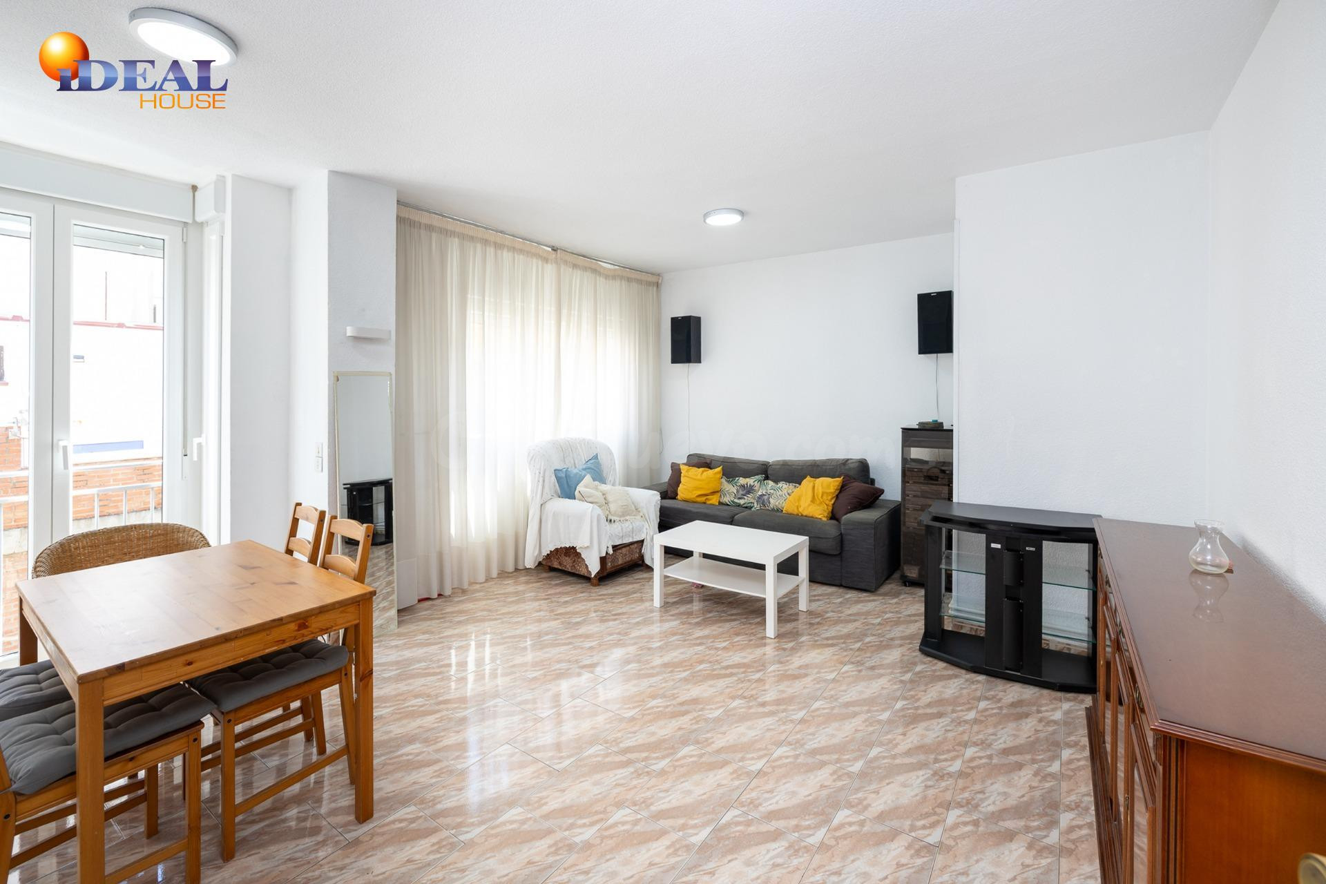 Ponemos a la venta este amplio piso de 4 dormitorios, baño y - foto 4