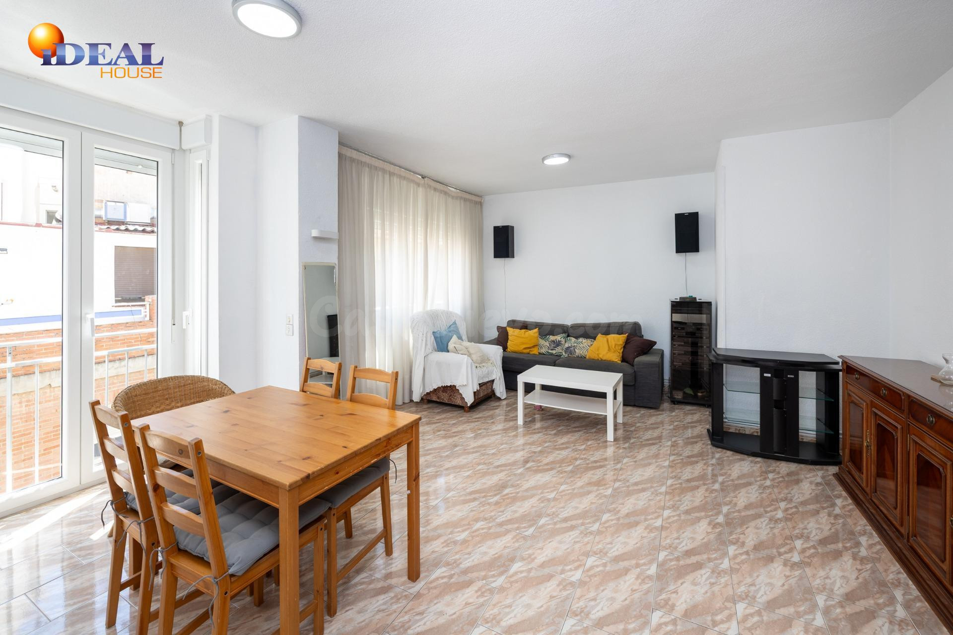 Ponemos a la venta este amplio piso de 4 dormitorios, baño y - foto 5