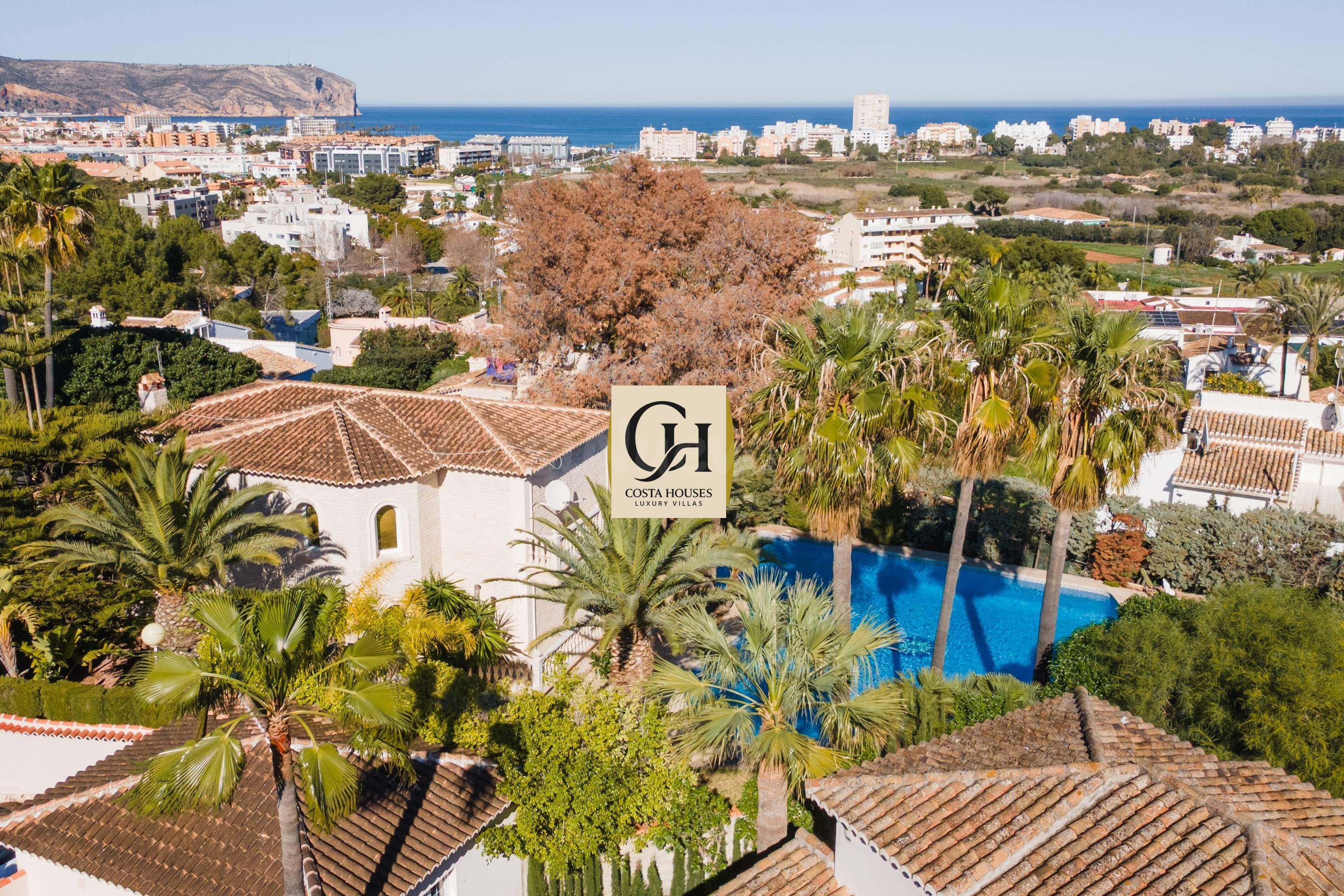 VILLA EXCLUSIVA EN JÁVEA: VISTAS AL MAR Y A 5 MINUTOS DE LA 
