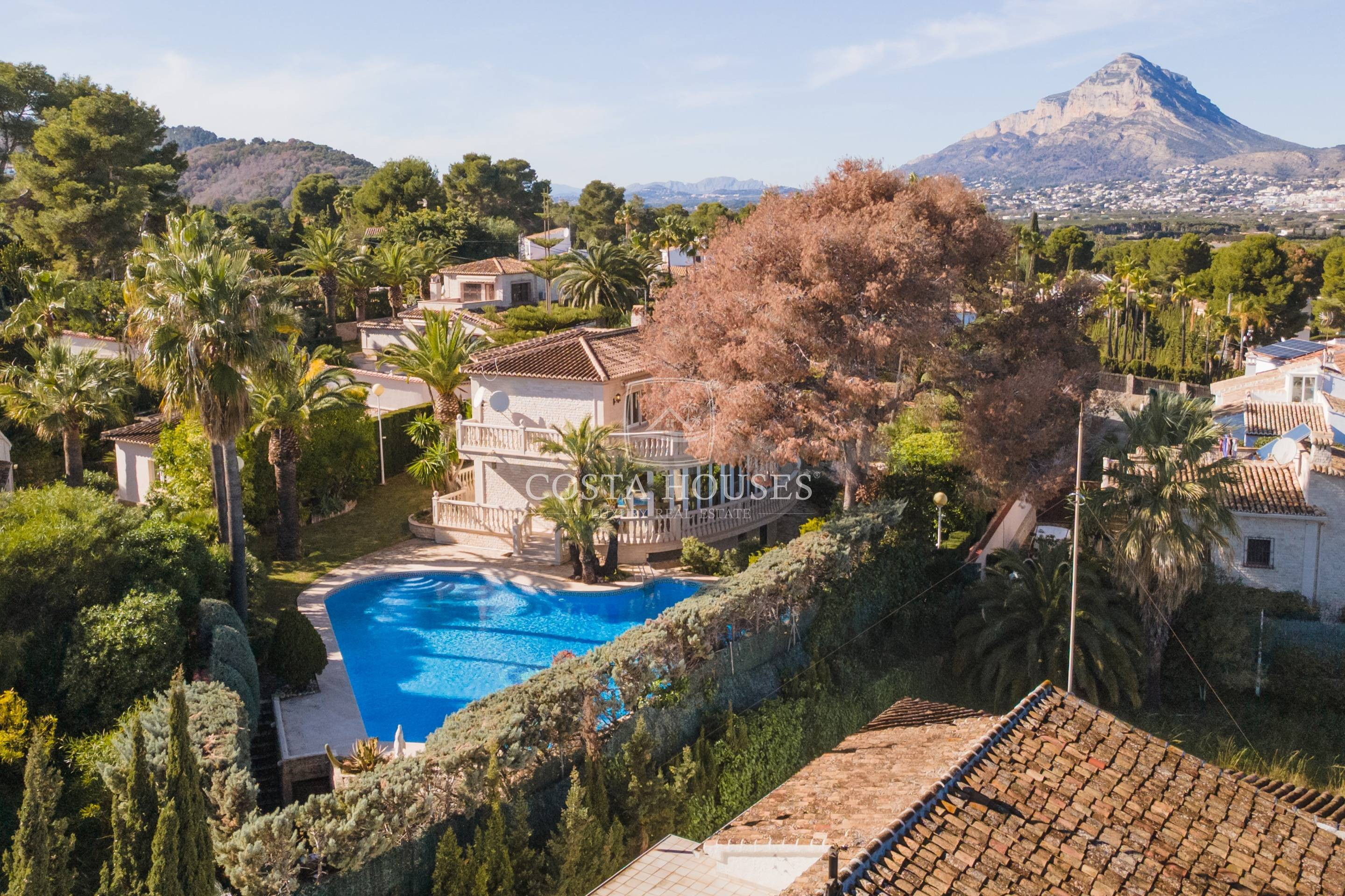 VILLA EXCLUSIVA EN JÁVEA: VISTAS AL MAR Y A 5 MINUTOS DE LA  - foto 2