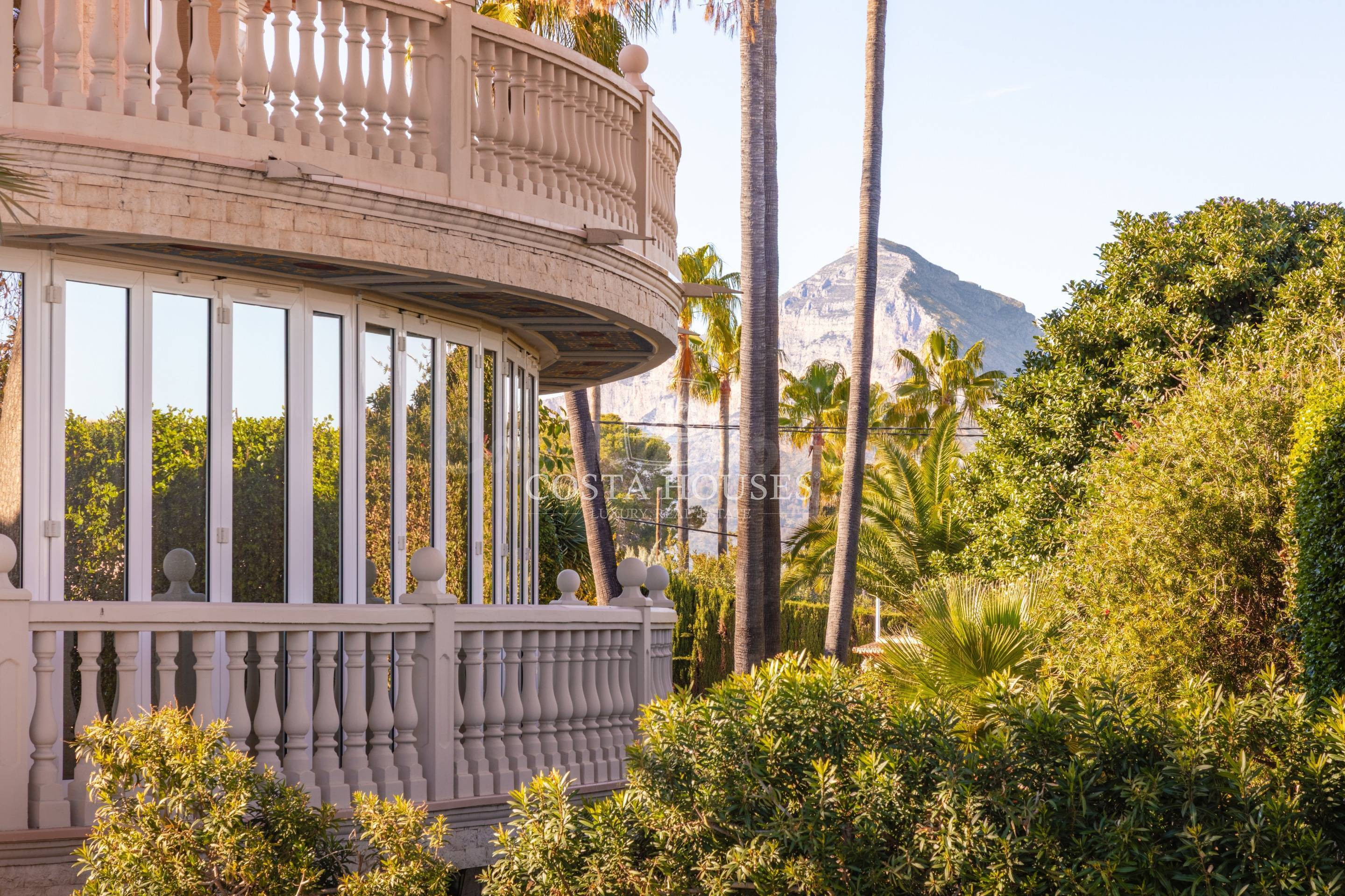 VILLA EXCLUSIVA EN JÁVEA: VISTAS AL MAR Y A 5 MINUTOS DE LA  - foto 3
