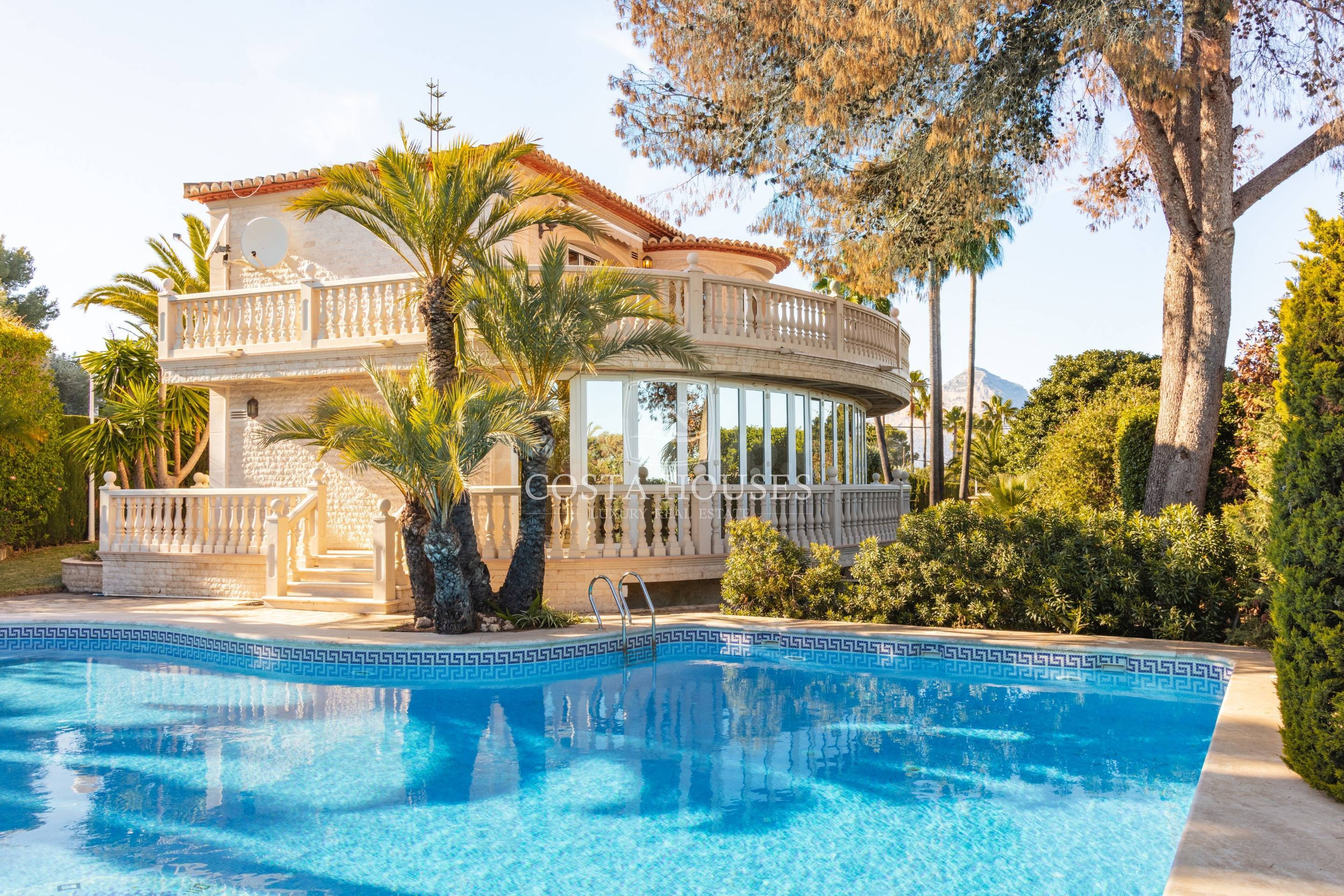 VILLA EXCLUSIVA EN JÁVEA: VISTAS AL MAR Y A 5 MINUTOS DE LA  - foto 5