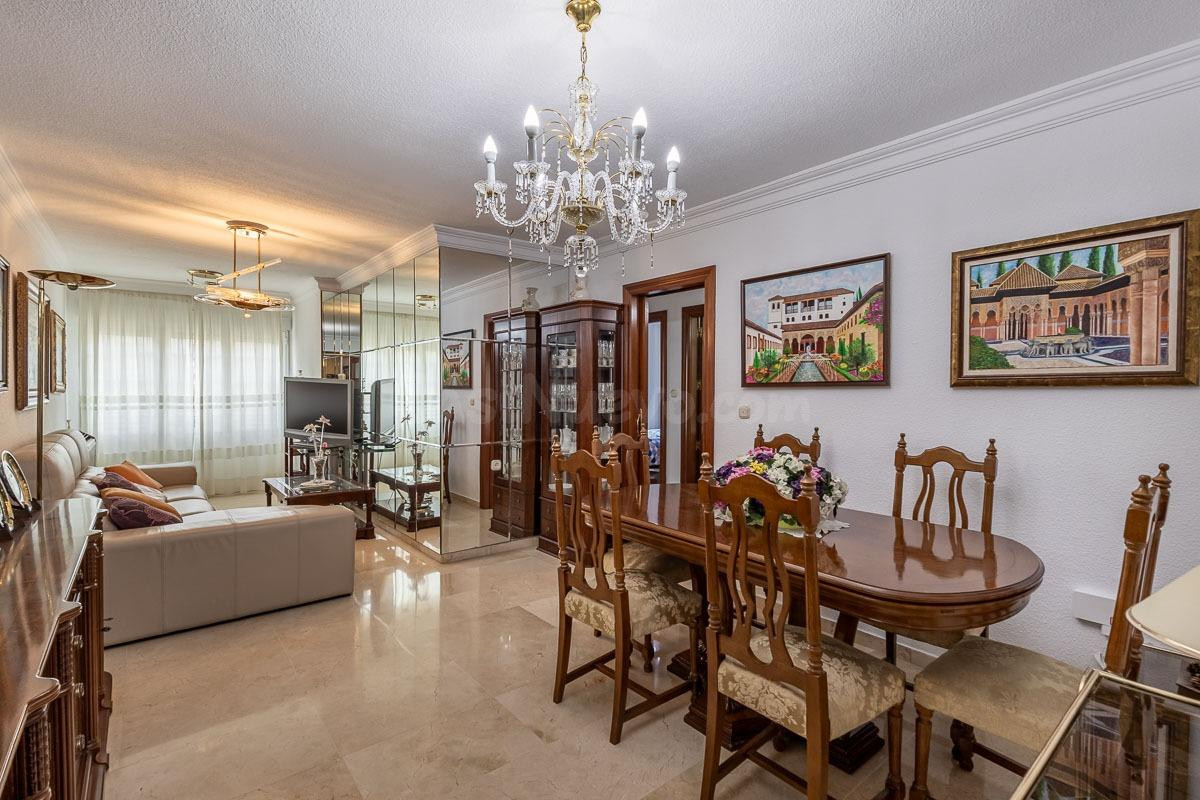 ¡Magnífico piso en venta en la zona de Mondragones, Granada!