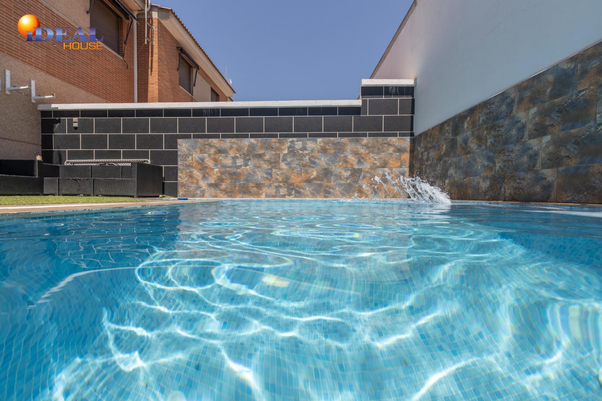 ¡Vive en La Joya! Amplia casa adosada con piscina privada en