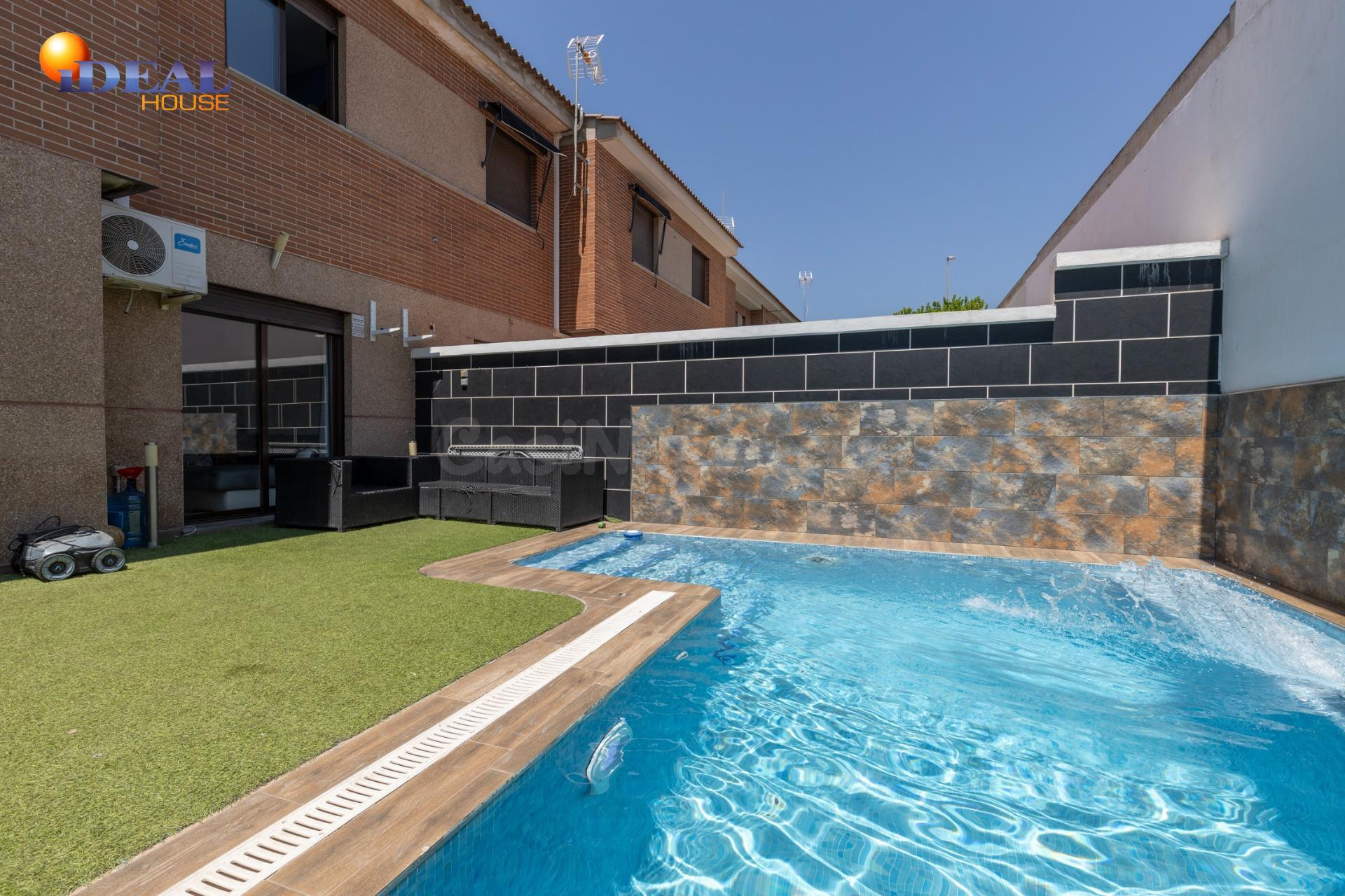 ¡Vive en La Joya! Amplia casa adosada con piscina privada en - foto 3