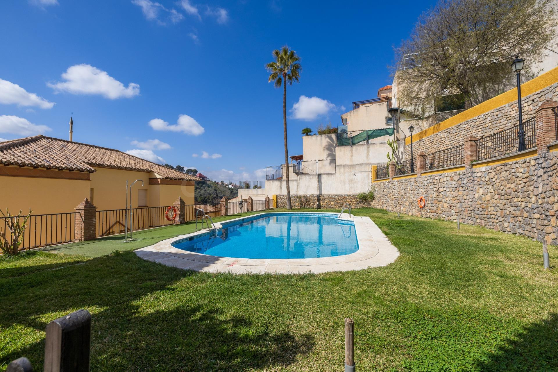 SE VENDE CASA ADOSADA URB. LA BERMEJANA, 4 DORM,3 BAÑOS. 2 S - foto 2