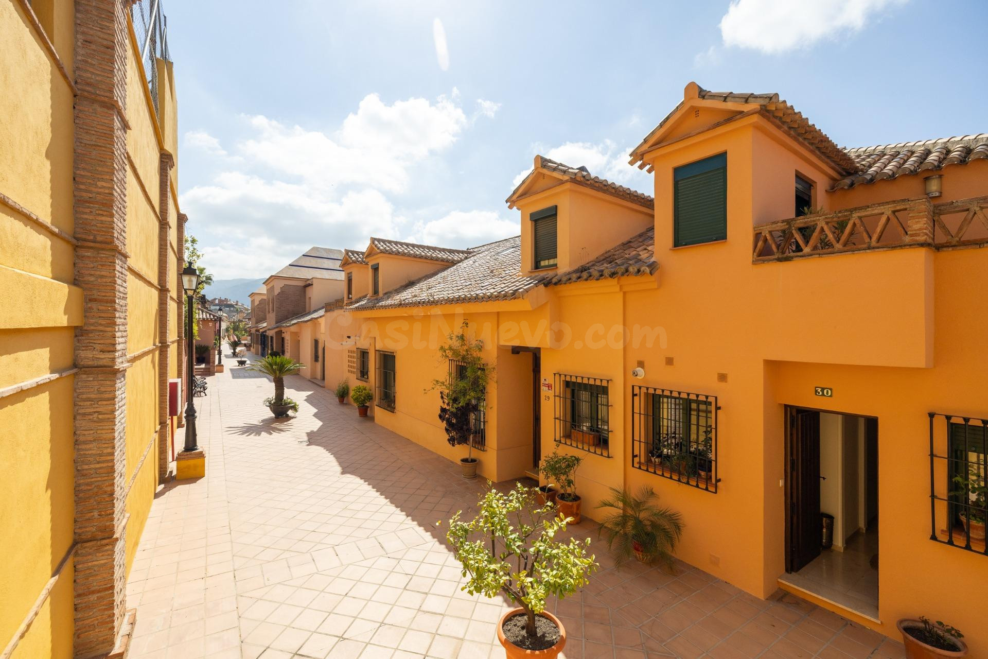SE VENDE CASA ADOSADA URB. LA BERMEJANA, 4 DORM,3 BAÑOS. 2 S - foto 4