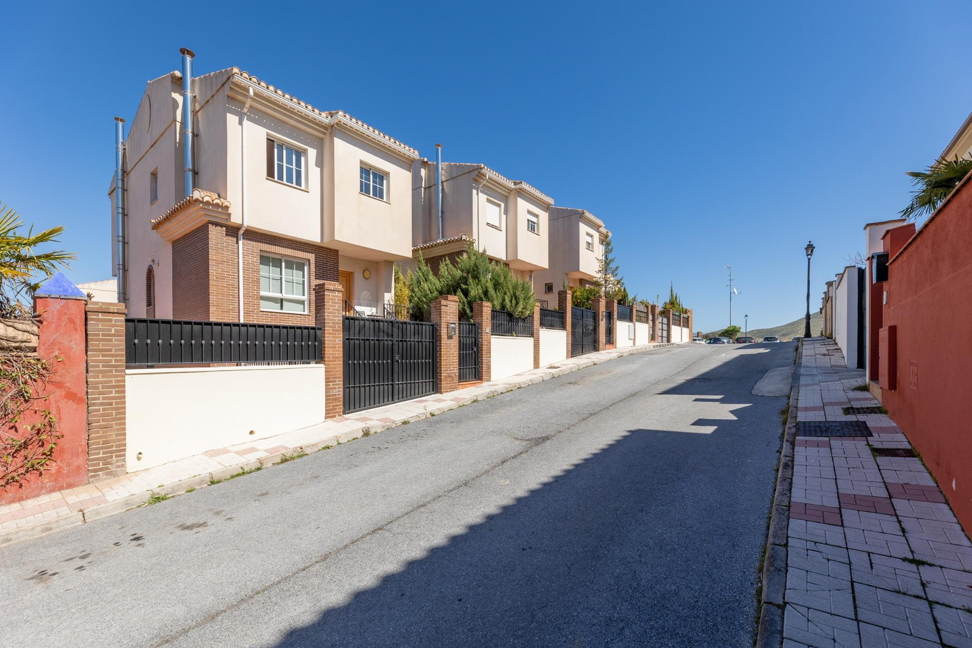 CHALET INDEPENDIENTE EN BARRIO DE MONACHIL - foto 2