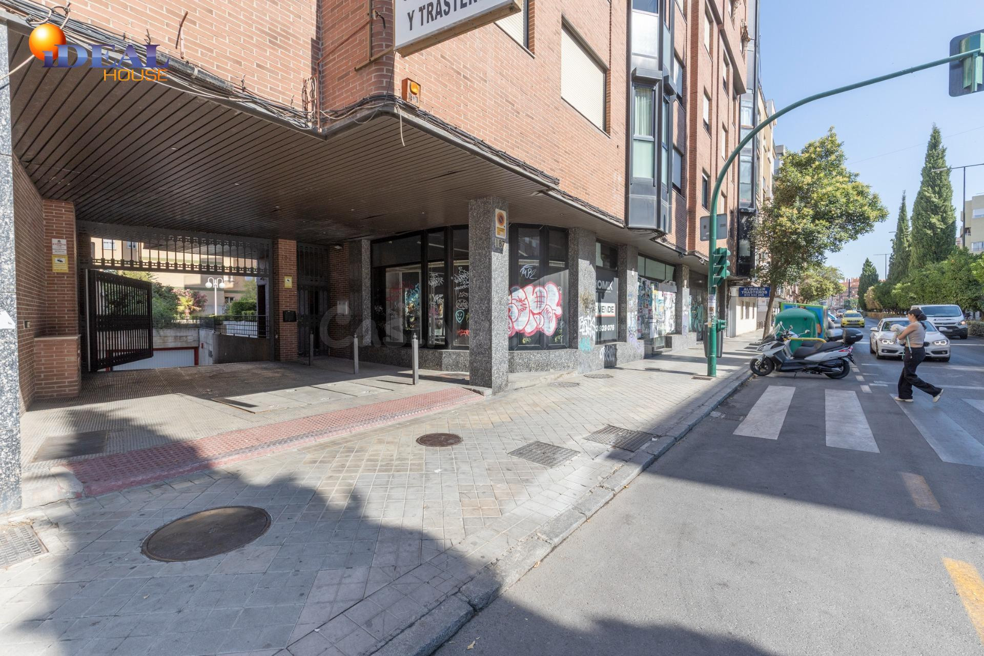 IDEAL INVERSORES!!! 35 PLAZAS DE APARCAMIENTO Y 5 TRASTEROS,
