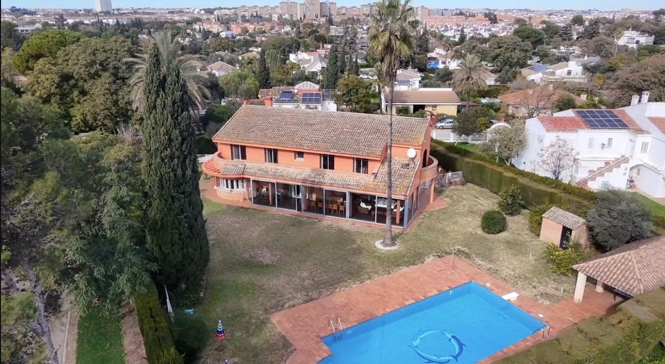 Elegante Residencia de Lujo con Piscina y Jardines Privados 