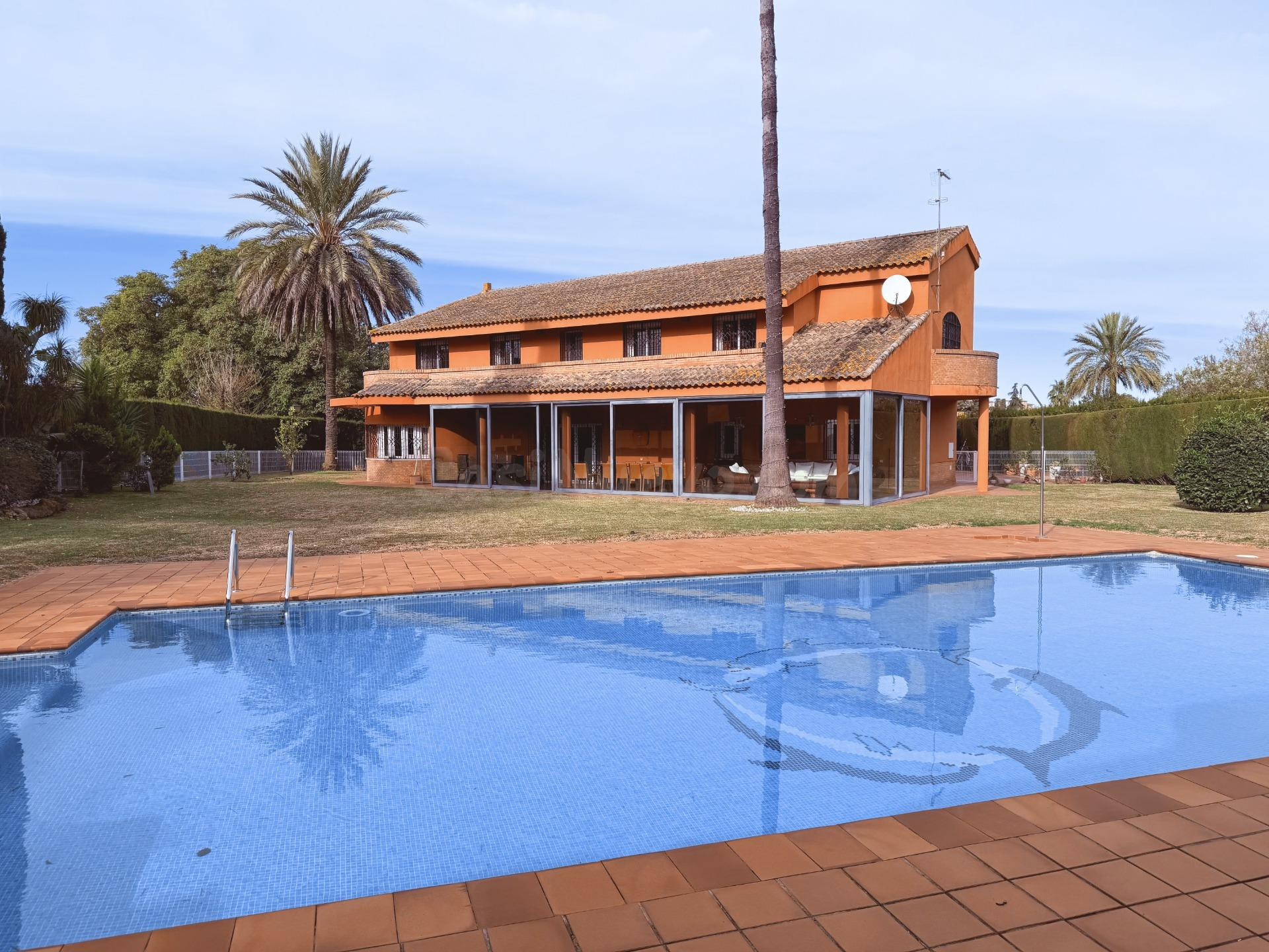 Elegante Residencia de Lujo con Piscina y Jardines Privados  - foto 2