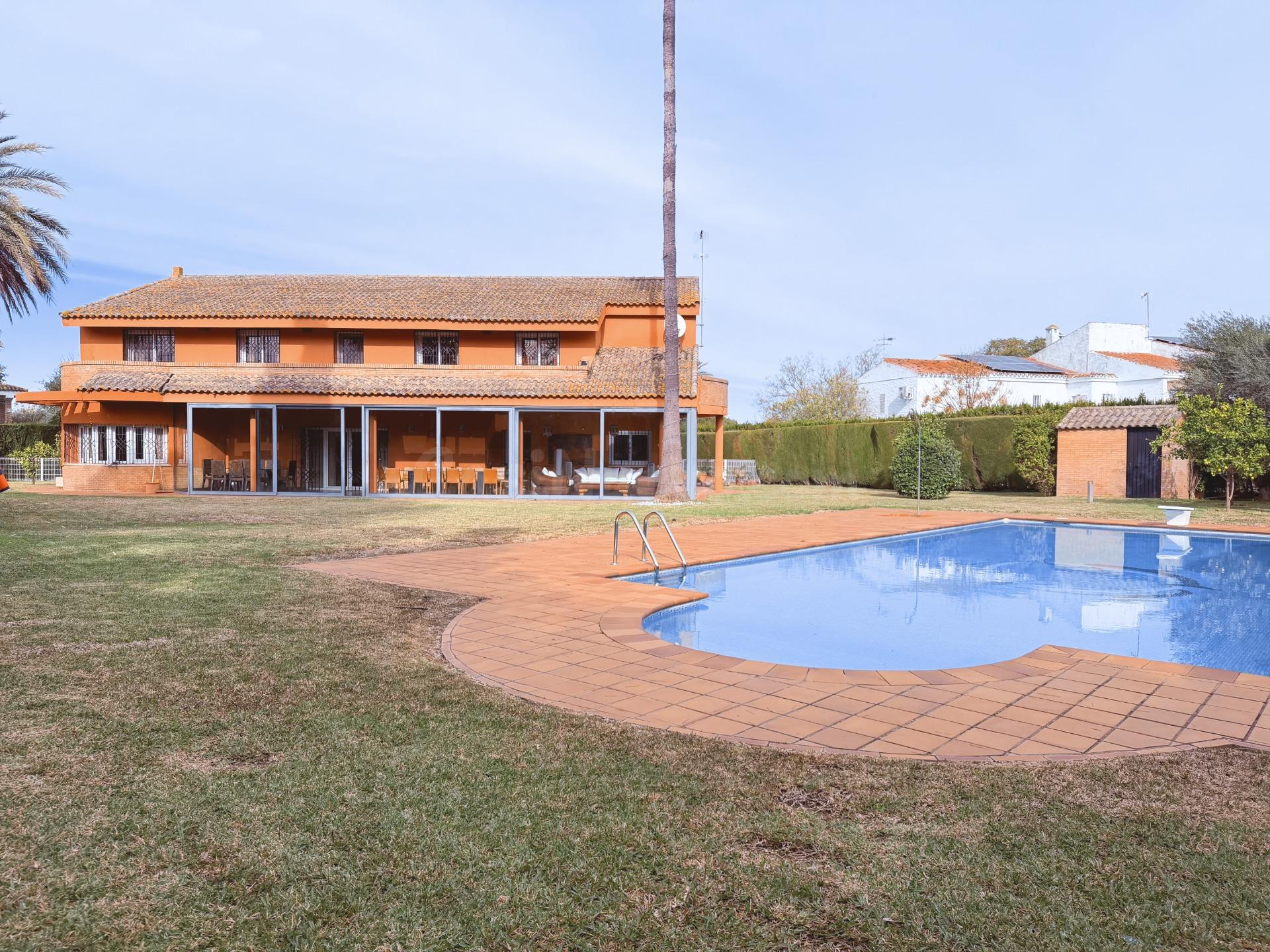 Elegante Residencia de Lujo con Piscina y Jardines Privados  - foto 3