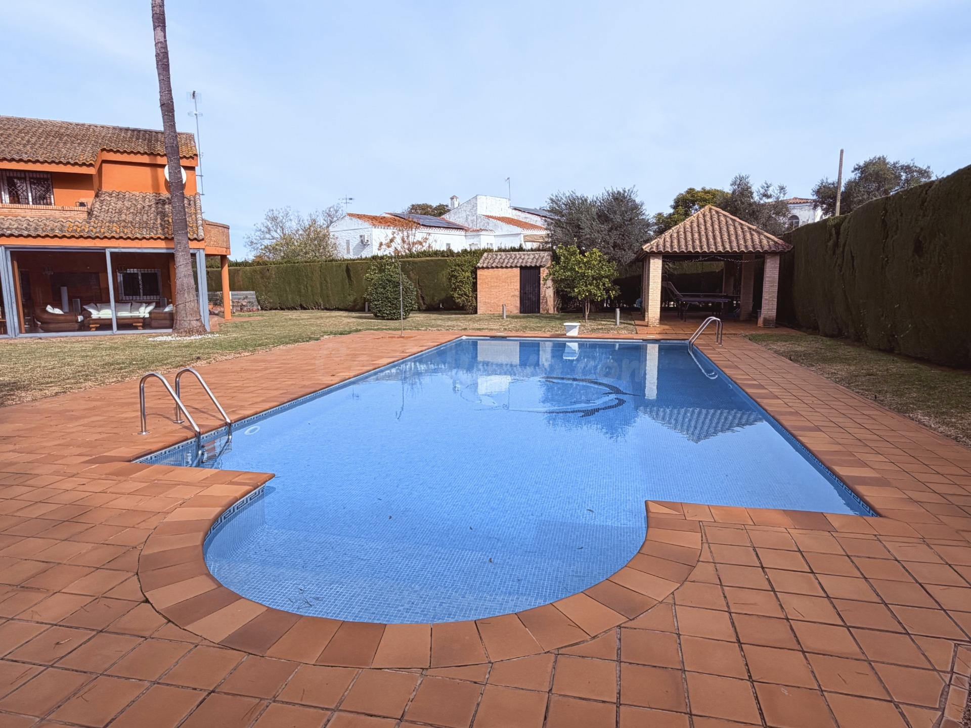 Elegante Residencia de Lujo con Piscina y Jardines Privados  - foto 4