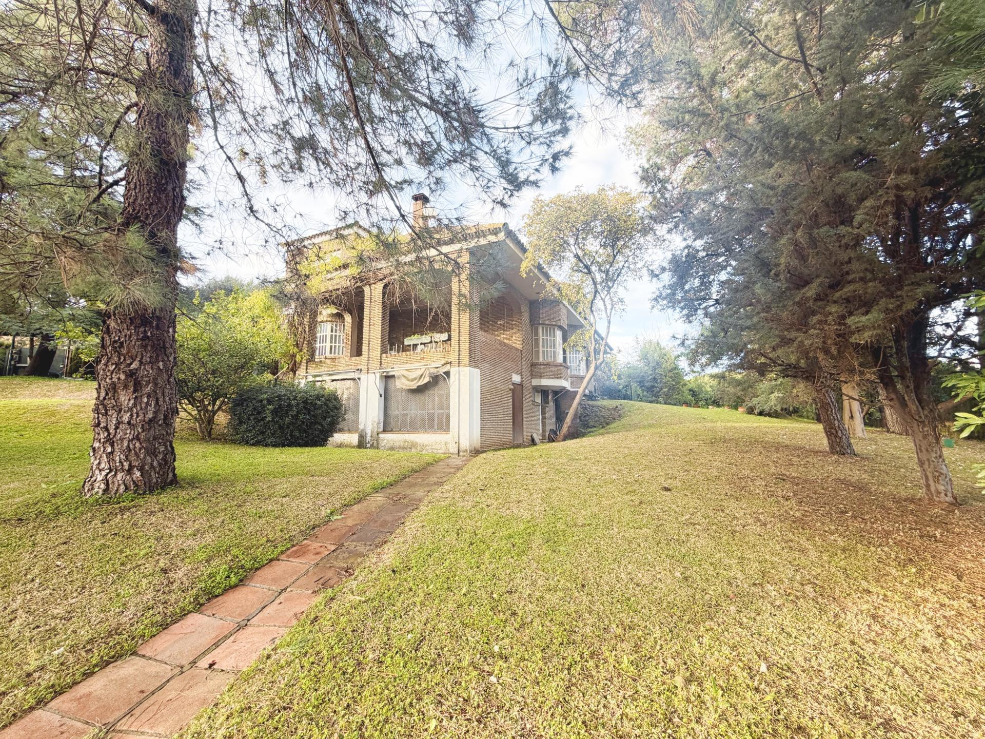 Vive rodeado de espacio: chalet con gran parcela y múltiples